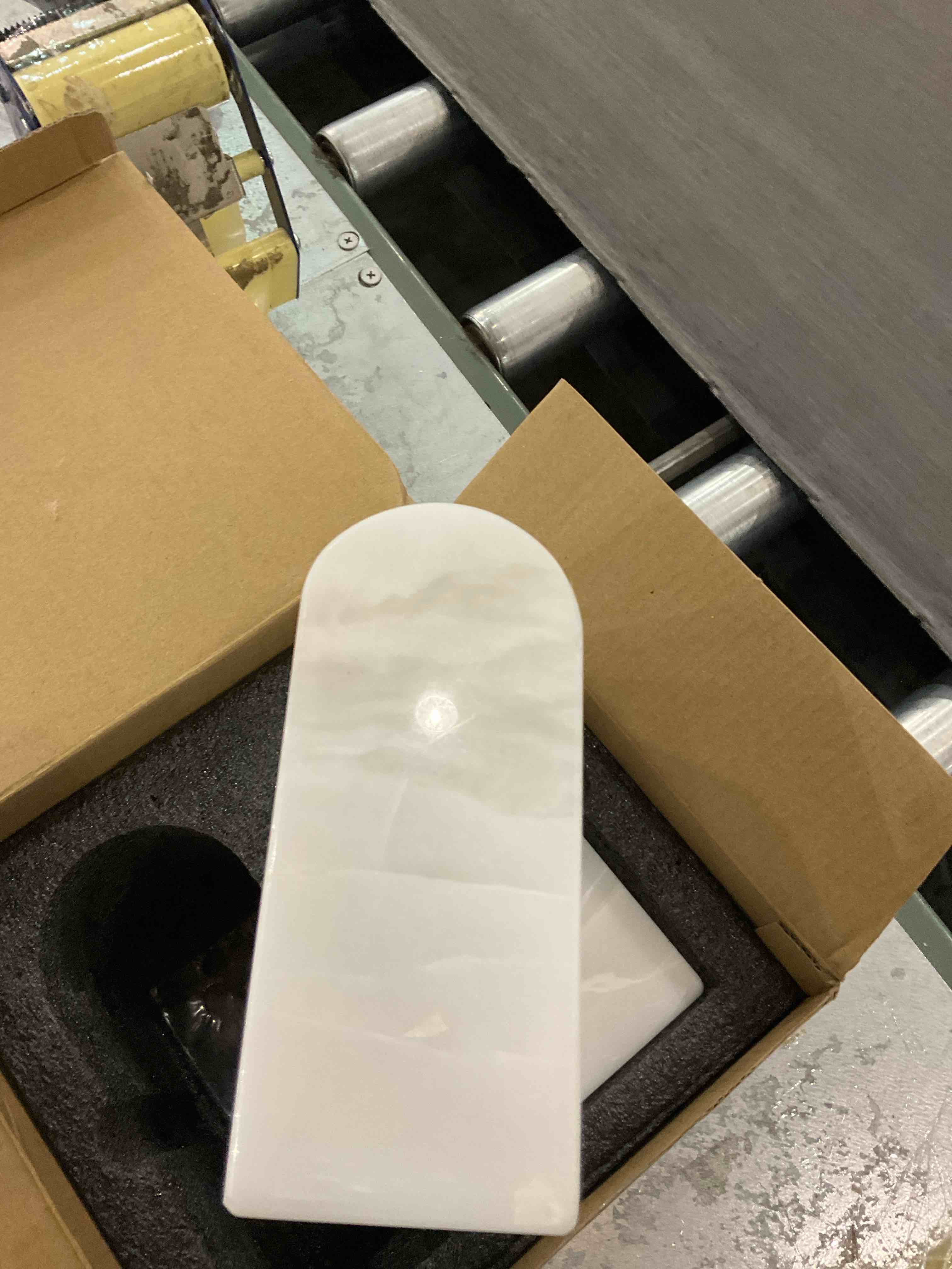 https://s3.amazonaws.com/lotting-images-prod/bidfta/EXS00824485_1699906438763.jpeg