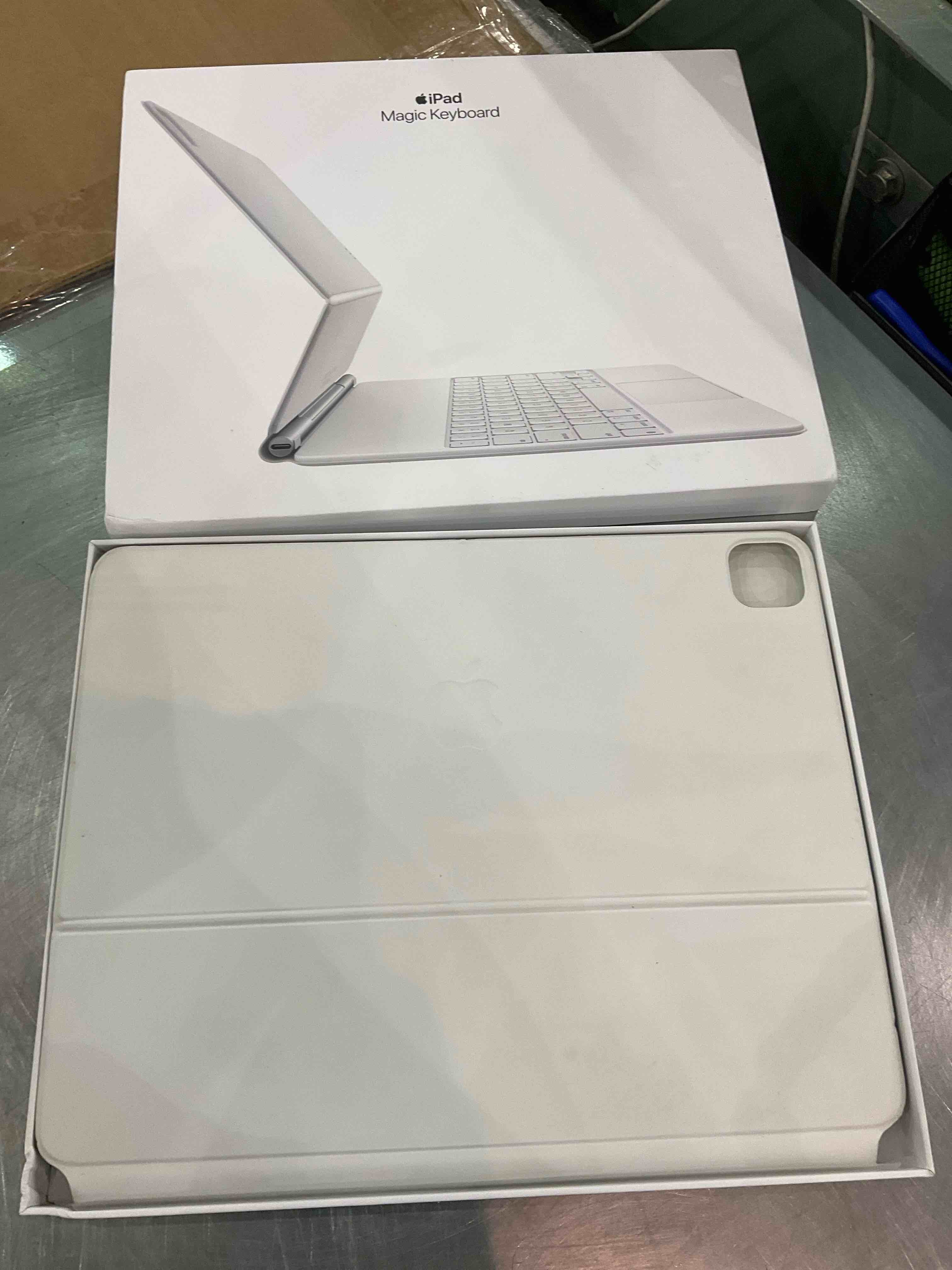 Apple Magic Keyboard: iPad Keyboard and case for iPad Pro 12.9?inch (3rd, 4th, 5th and 6th Generation), Great Typing Experience, Built-in trackpad, US English - White