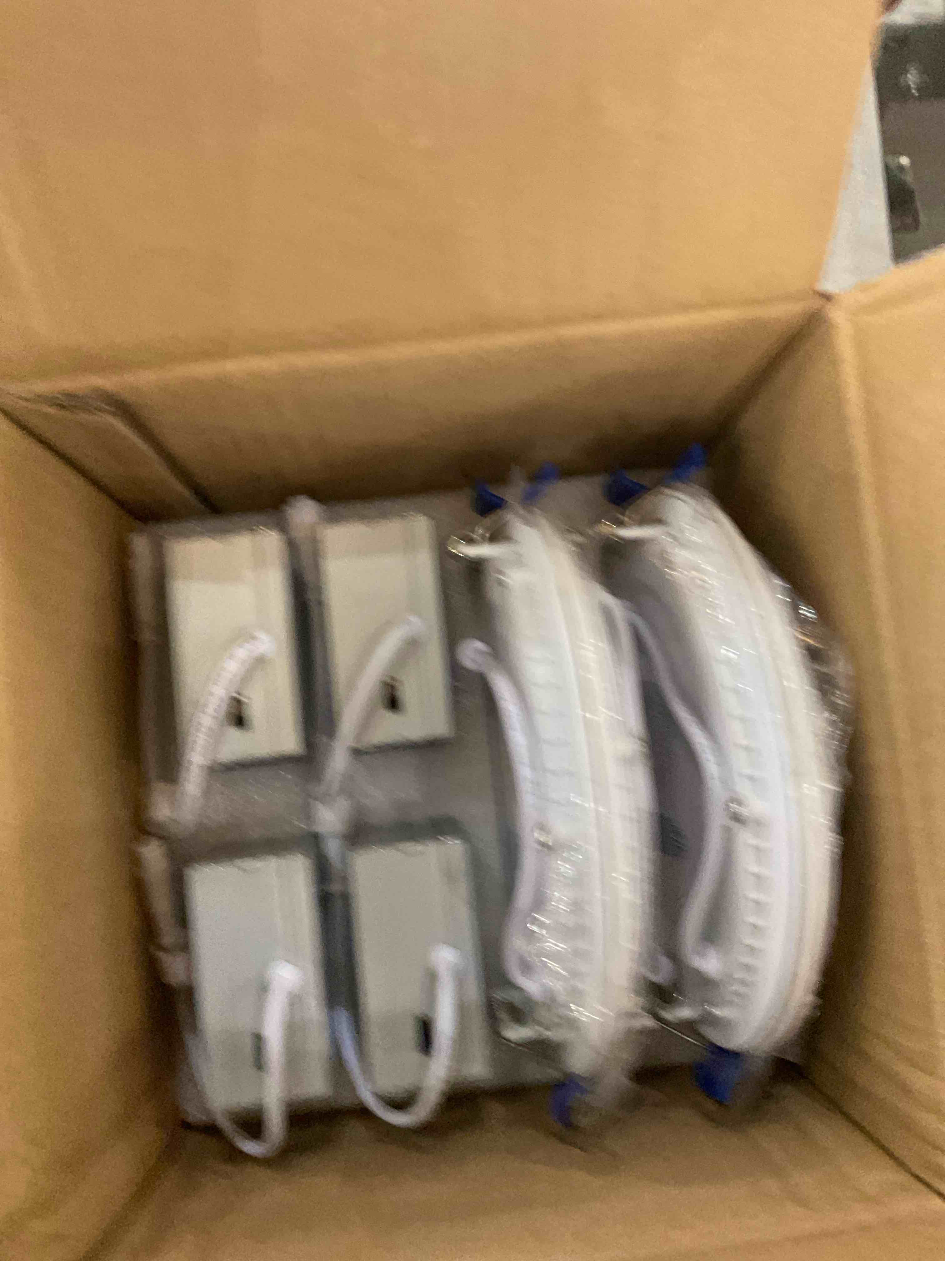 https://s3.amazonaws.com/lotting-images-prod/bidfta/EXS00829426_1700509893935.jpeg