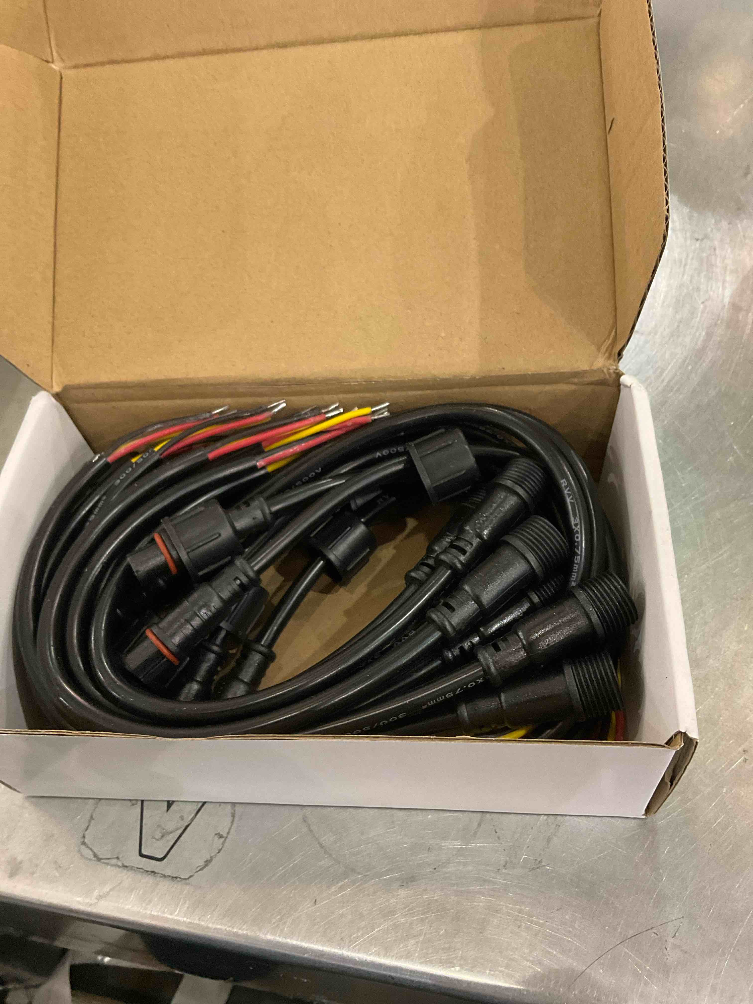https://s3.amazonaws.com/lotting-images-prod/bidfta/EXS00829642_1699887056255.jpeg