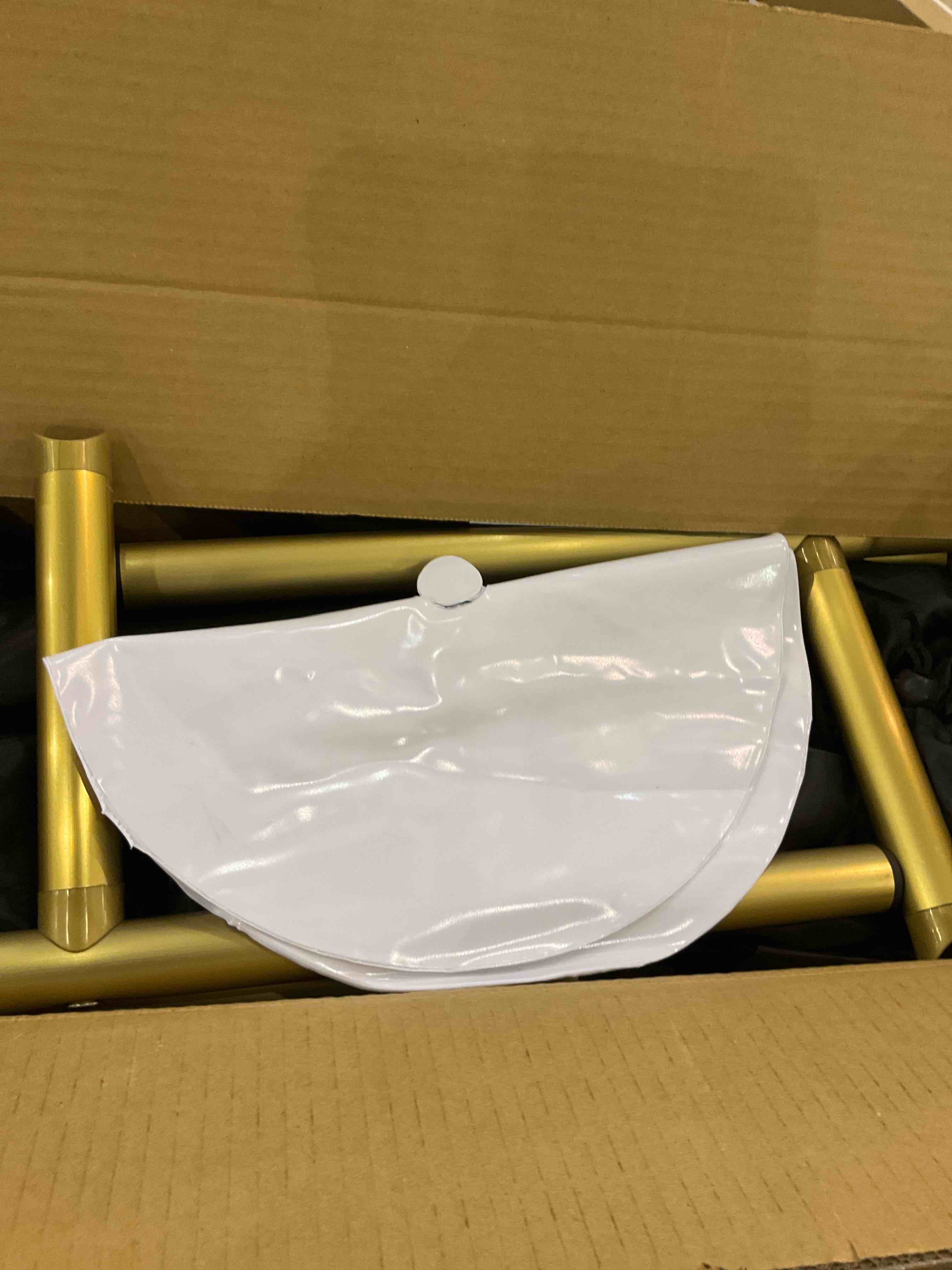https://s3.amazonaws.com/lotting-images-prod/bidfta/EXS00830661_1699278816089.jpeg