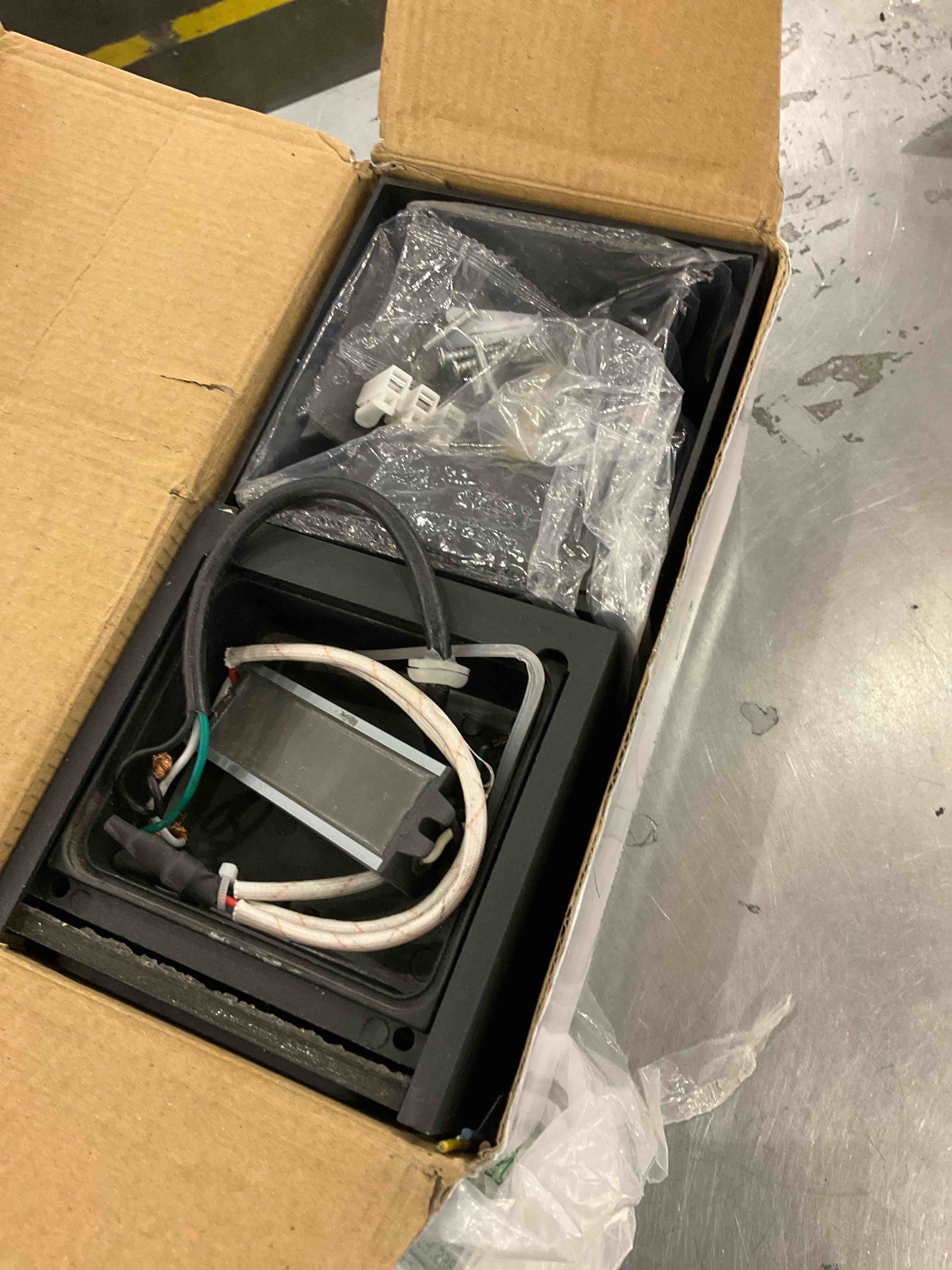 https://s3.amazonaws.com/lotting-images-prod/bidfta/EXS00838812_1701271241739.jpeg