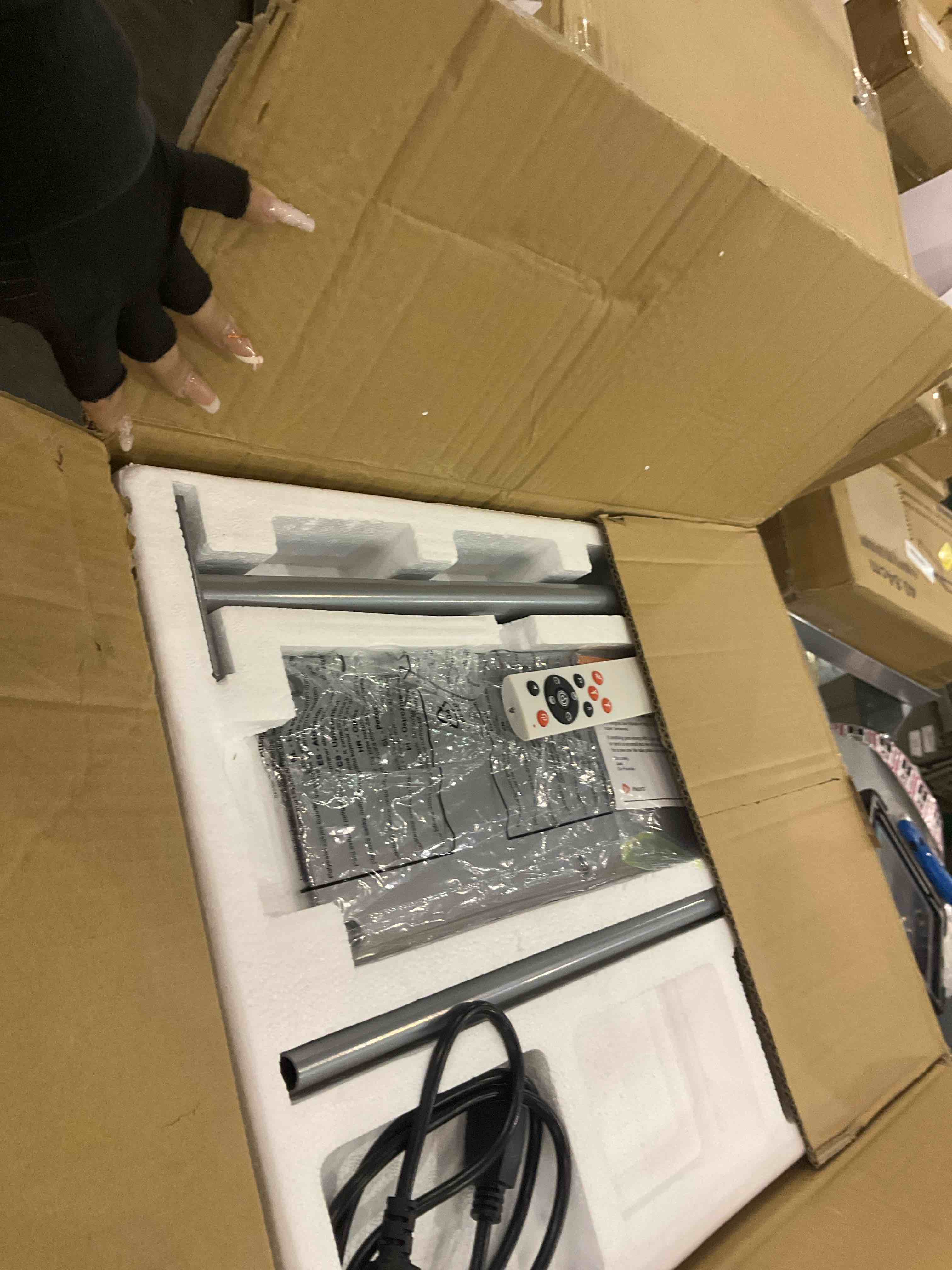 https://s3.amazonaws.com/lotting-images-prod/bidfta/EXS00846313_1704978474735.jpeg
