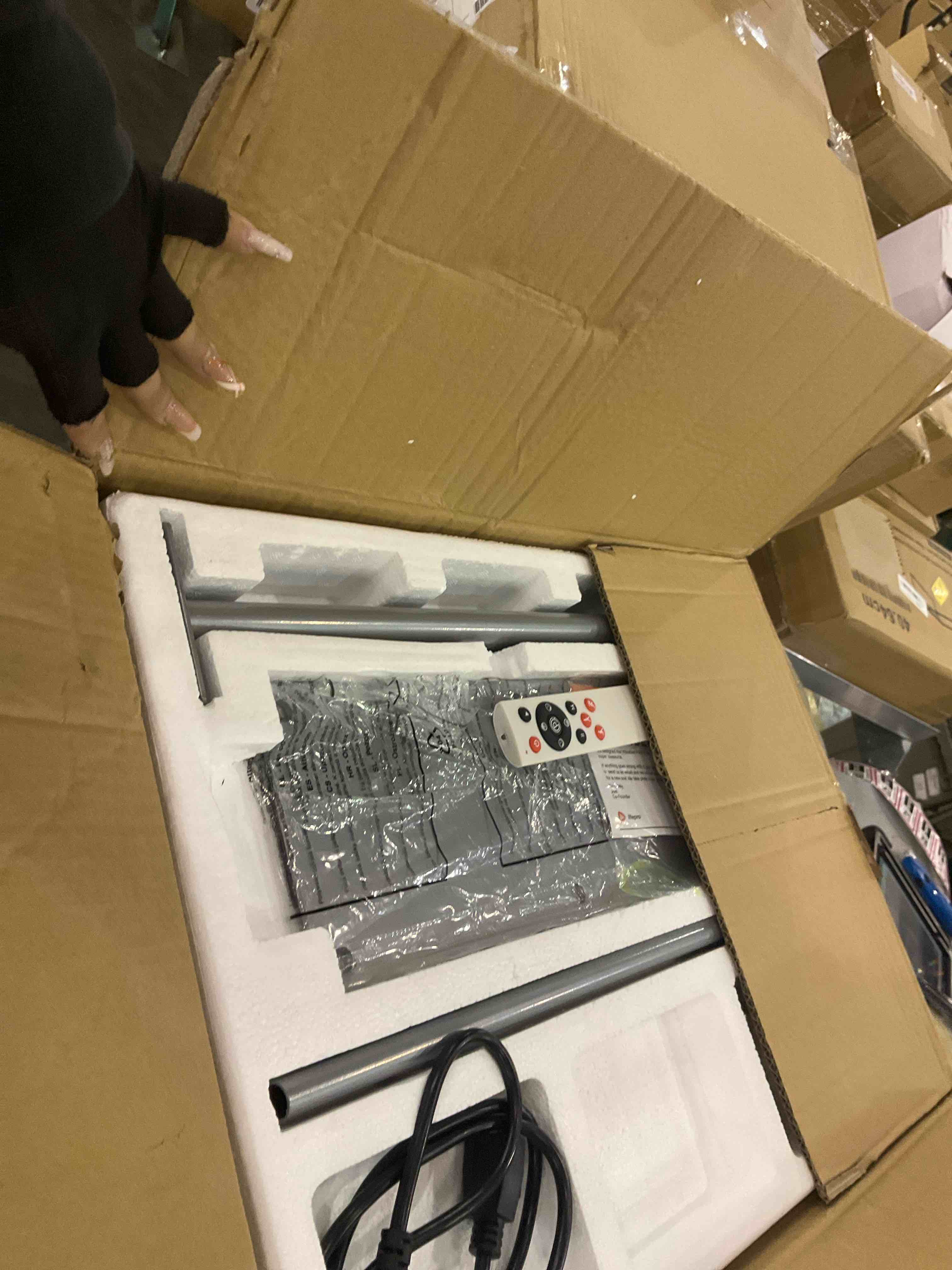 https://s3.amazonaws.com/lotting-images-prod/bidfta/EXS00846313_1704978475823.jpeg