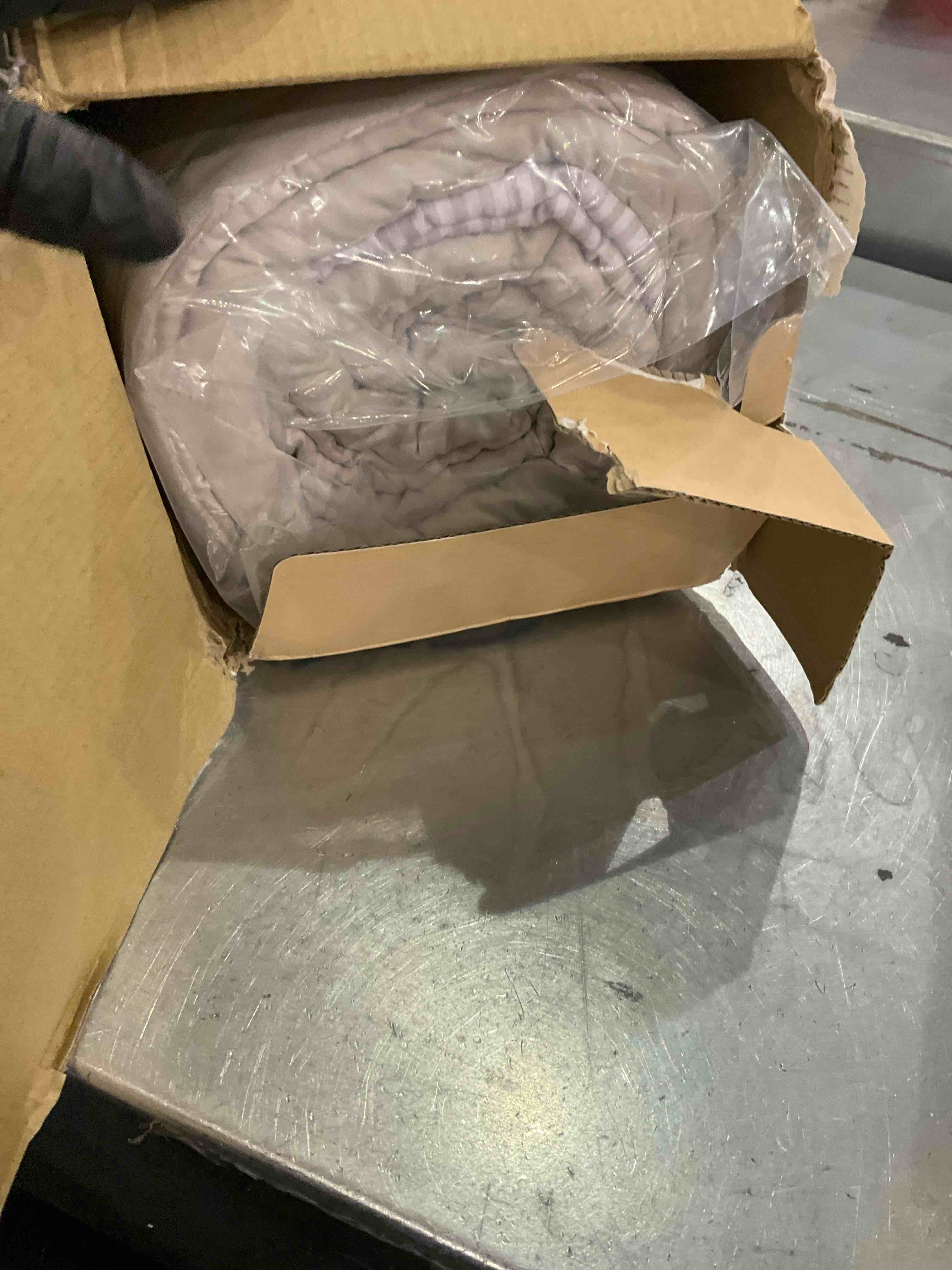 https://s3.amazonaws.com/lotting-images-prod/bidfta/EXS00851957_1704898949636.jpeg