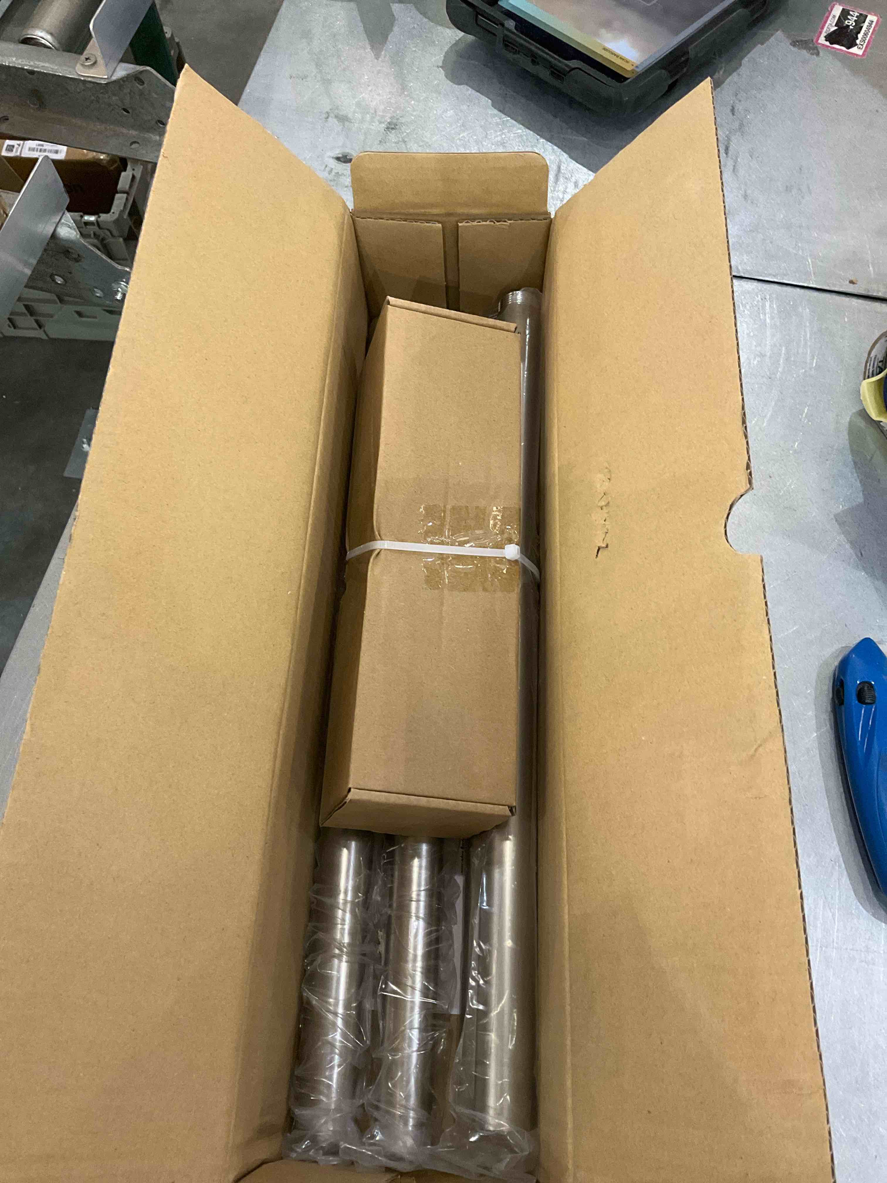 https://s3.amazonaws.com/lotting-images-prod/bidfta/EXS00862832_1703084735980.jpeg