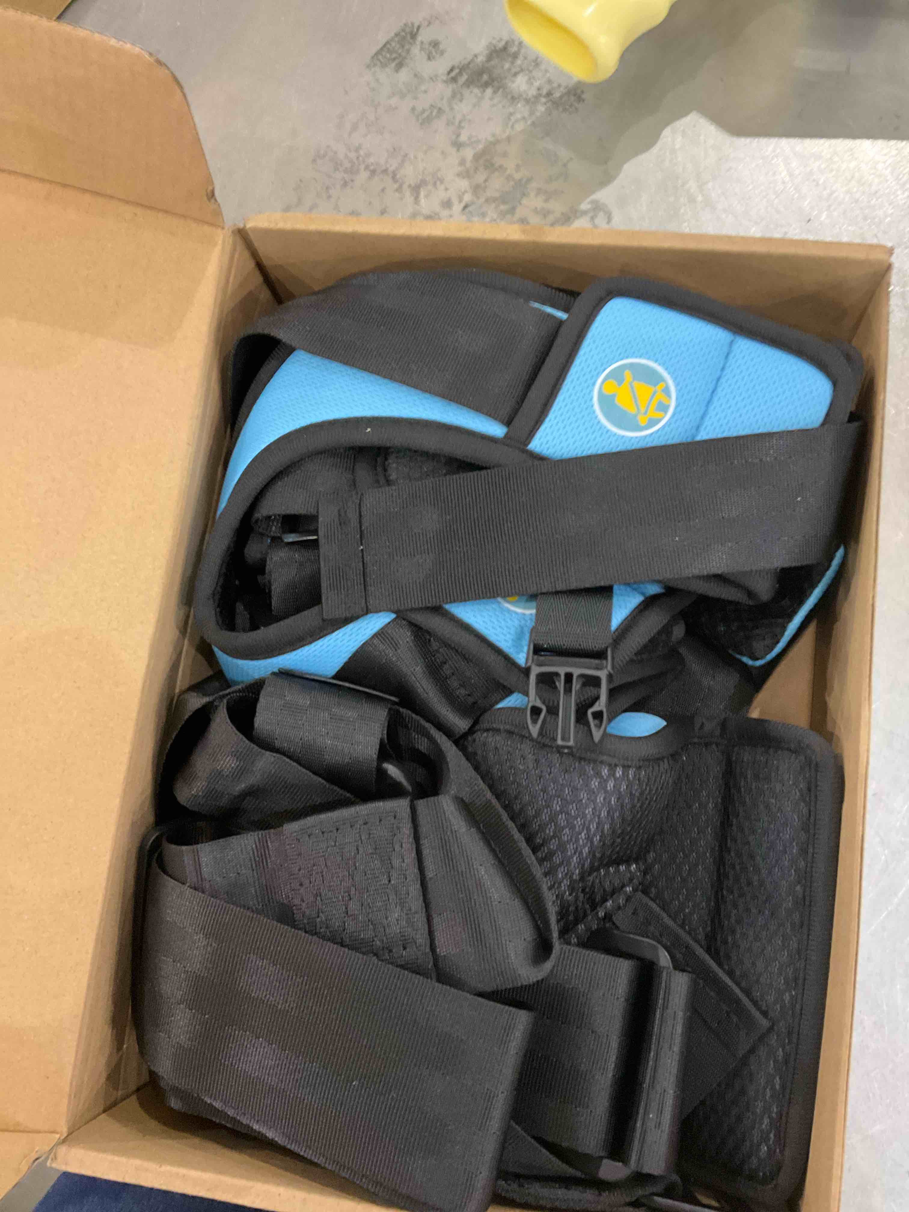 https://s3.amazonaws.com/lotting-images-prod/bidfta/EXS00862941_1703101503387.jpeg