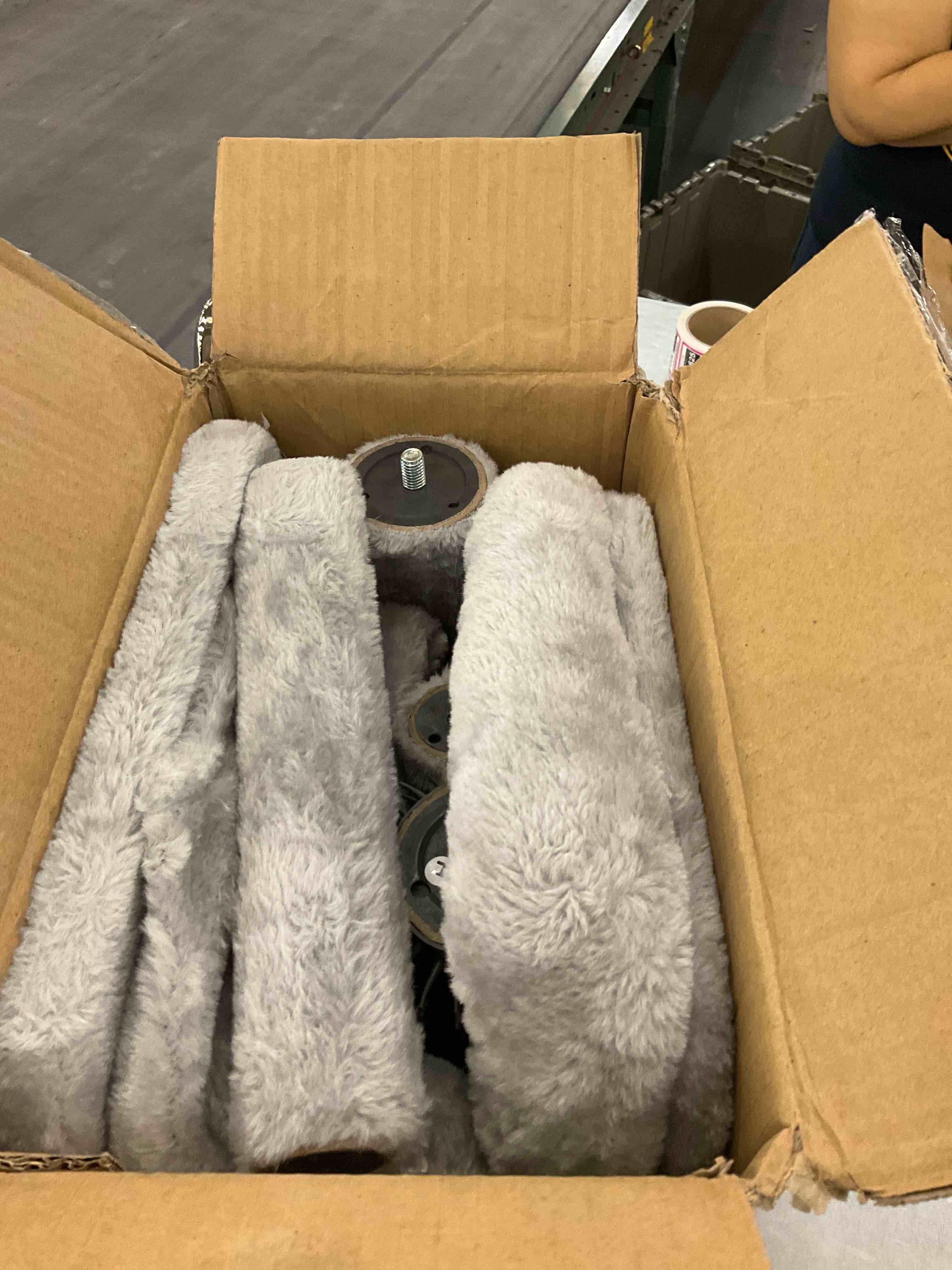 https://s3.amazonaws.com/lotting-images-prod/bidfta/EXS00868601_1699901663862.jpeg