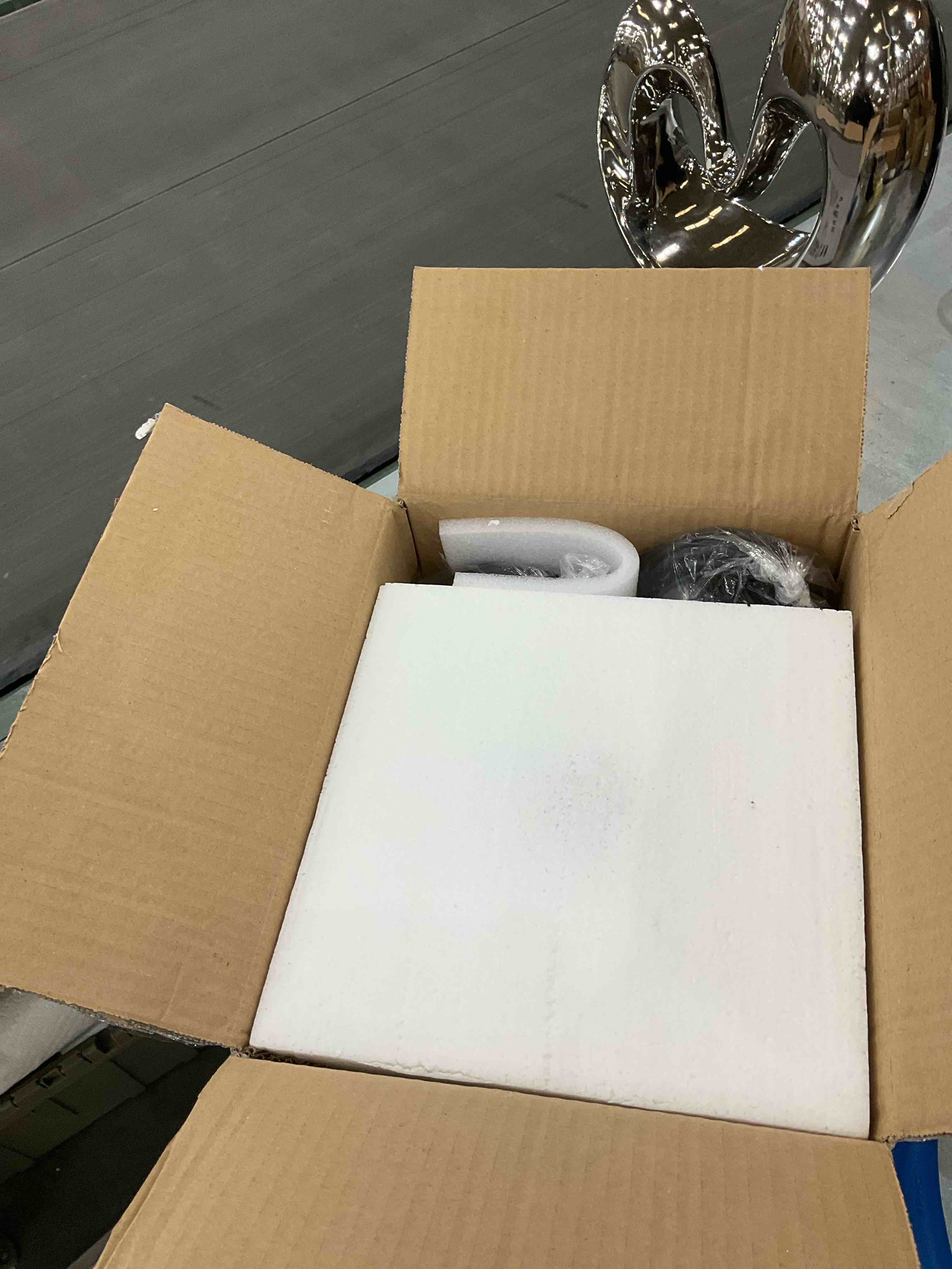 https://s3.amazonaws.com/lotting-images-prod/bidfta/EXS00868740_1699984415698.jpeg