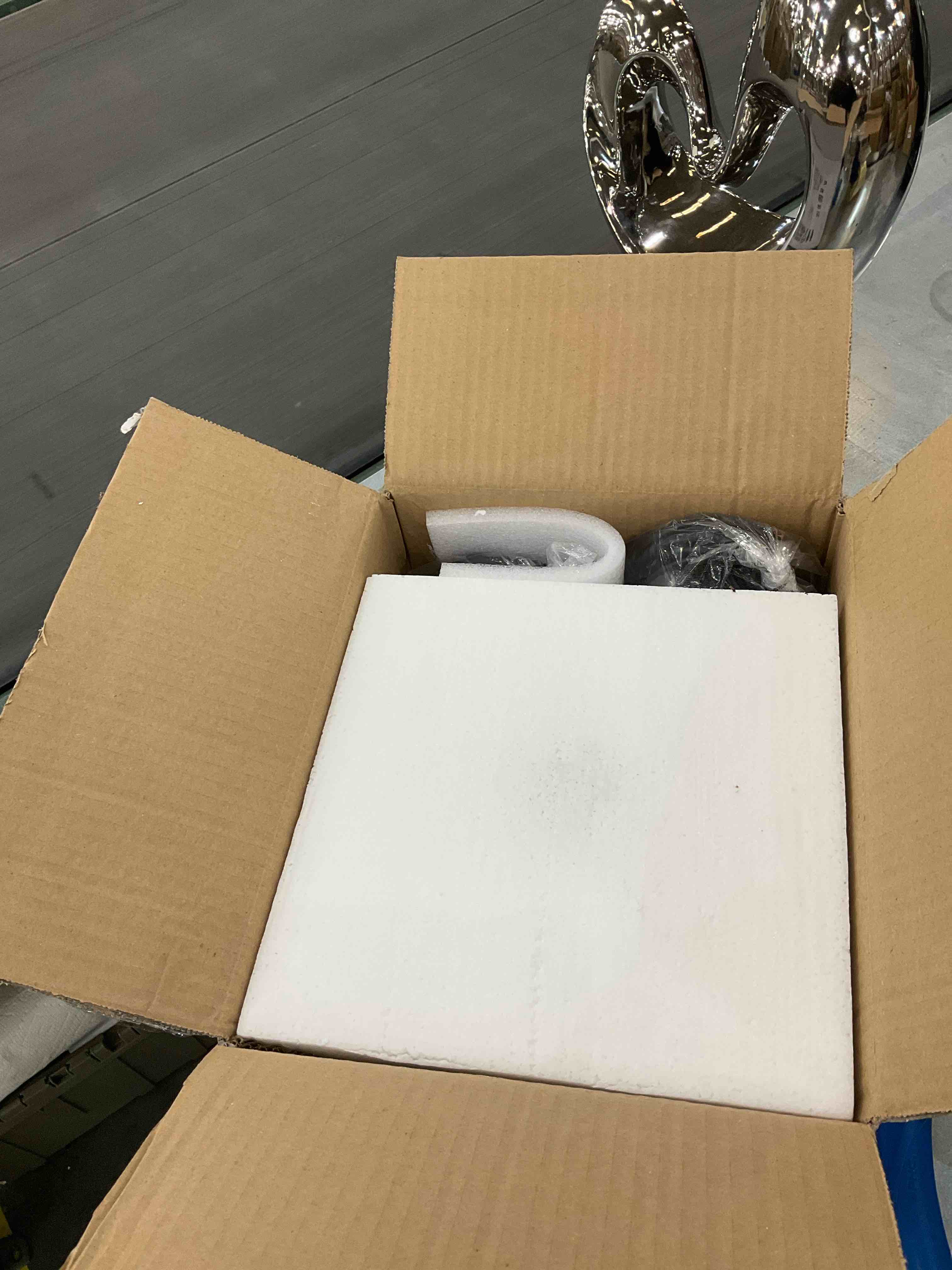 https://s3.amazonaws.com/lotting-images-prod/bidfta/EXS00868740_1699984416759.jpeg