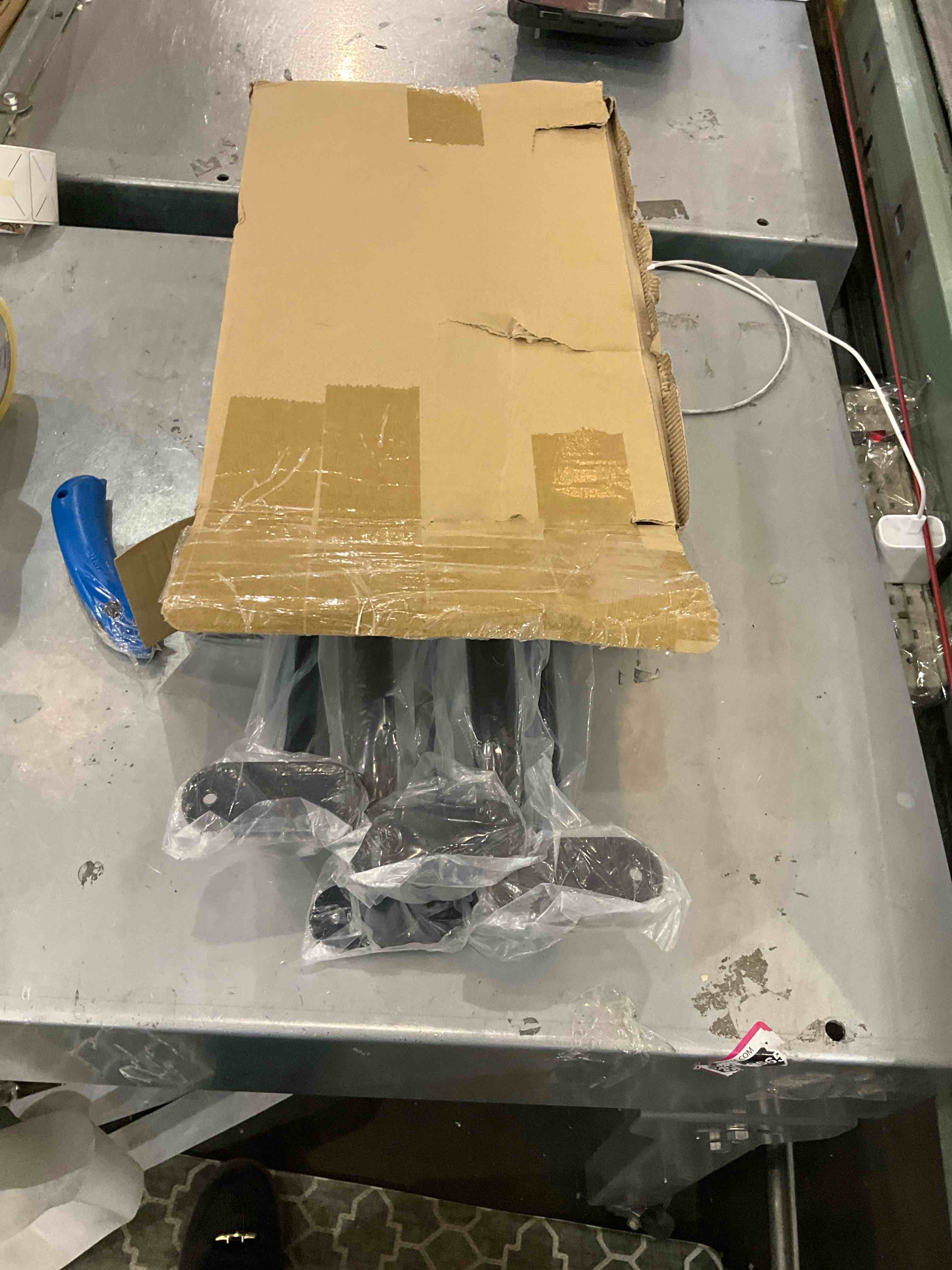 https://s3.amazonaws.com/lotting-images-prod/bidfta/EXS00869727_1700071356336.jpeg