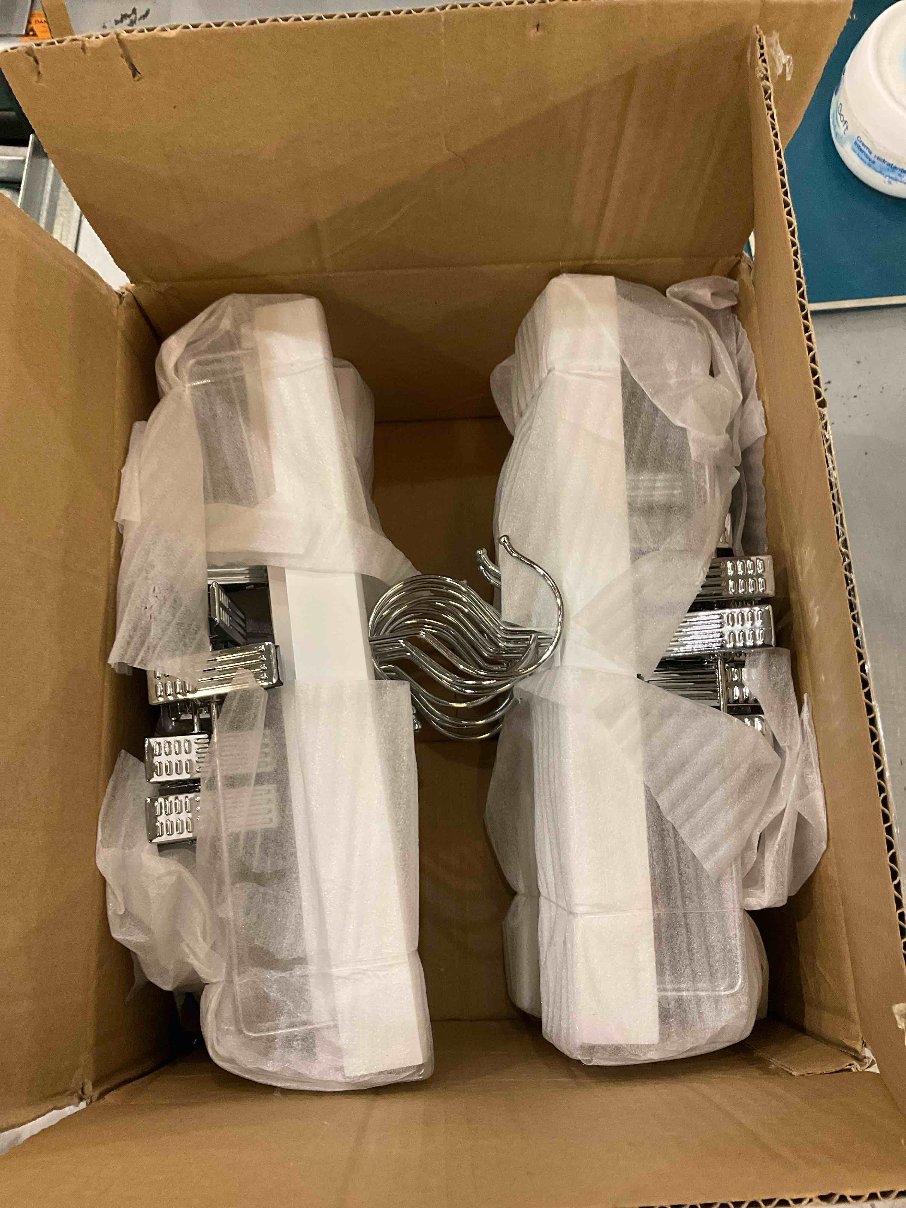https://s3.amazonaws.com/lotting-images-prod/bidfta/EXS00874462_1698861127791.jpeg