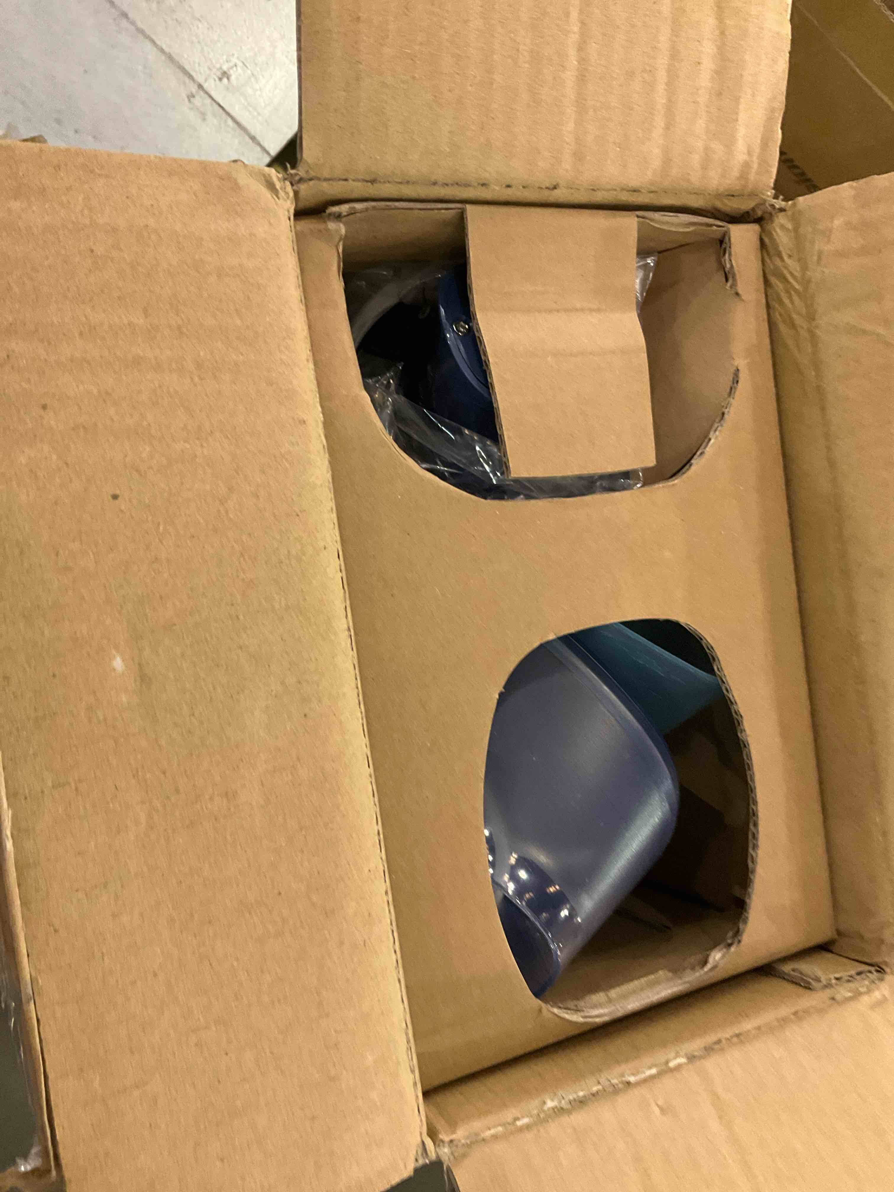 https://s3.amazonaws.com/lotting-images-prod/bidfta/EXS00880253_1701097330914.jpeg
