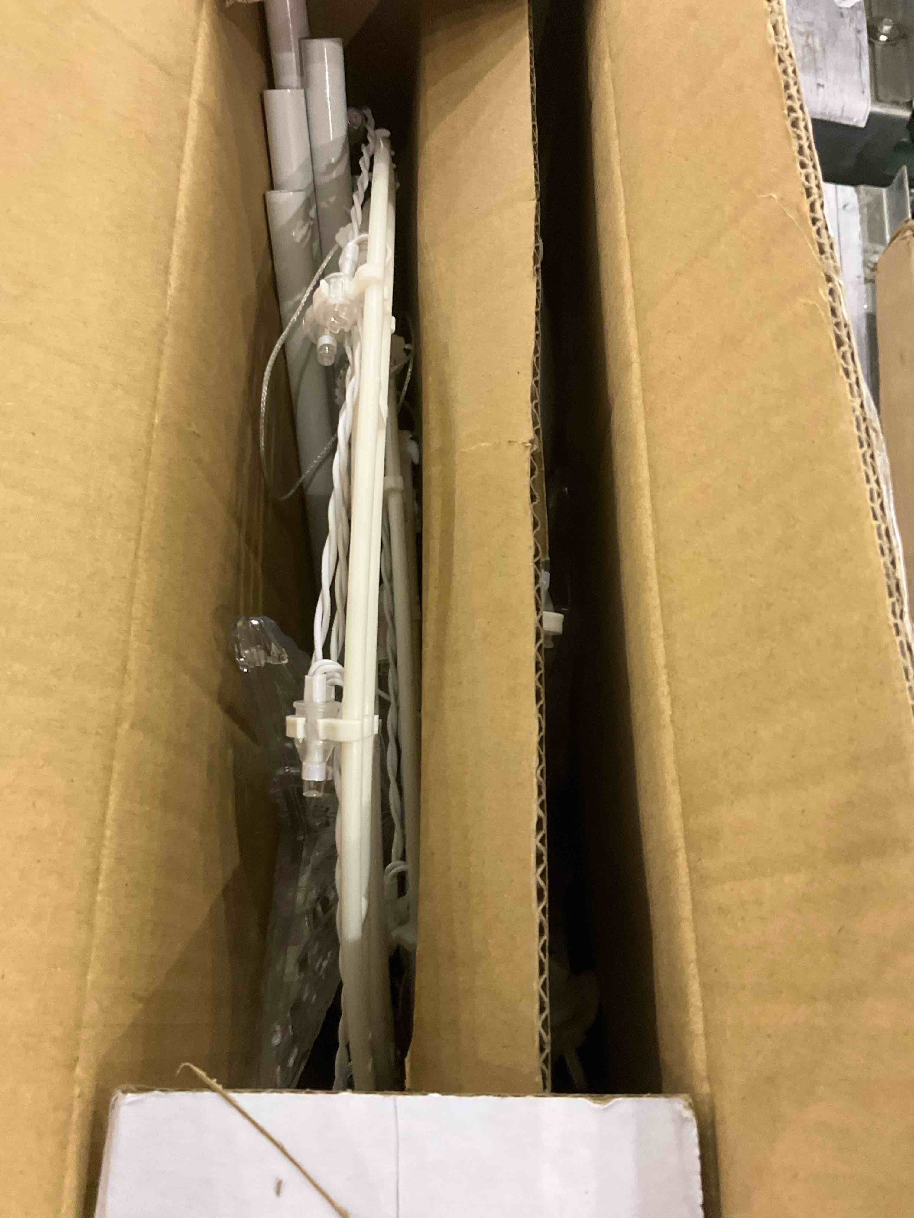 https://s3.amazonaws.com/lotting-images-prod/bidfta/EXS00883380_1704813348394.jpeg