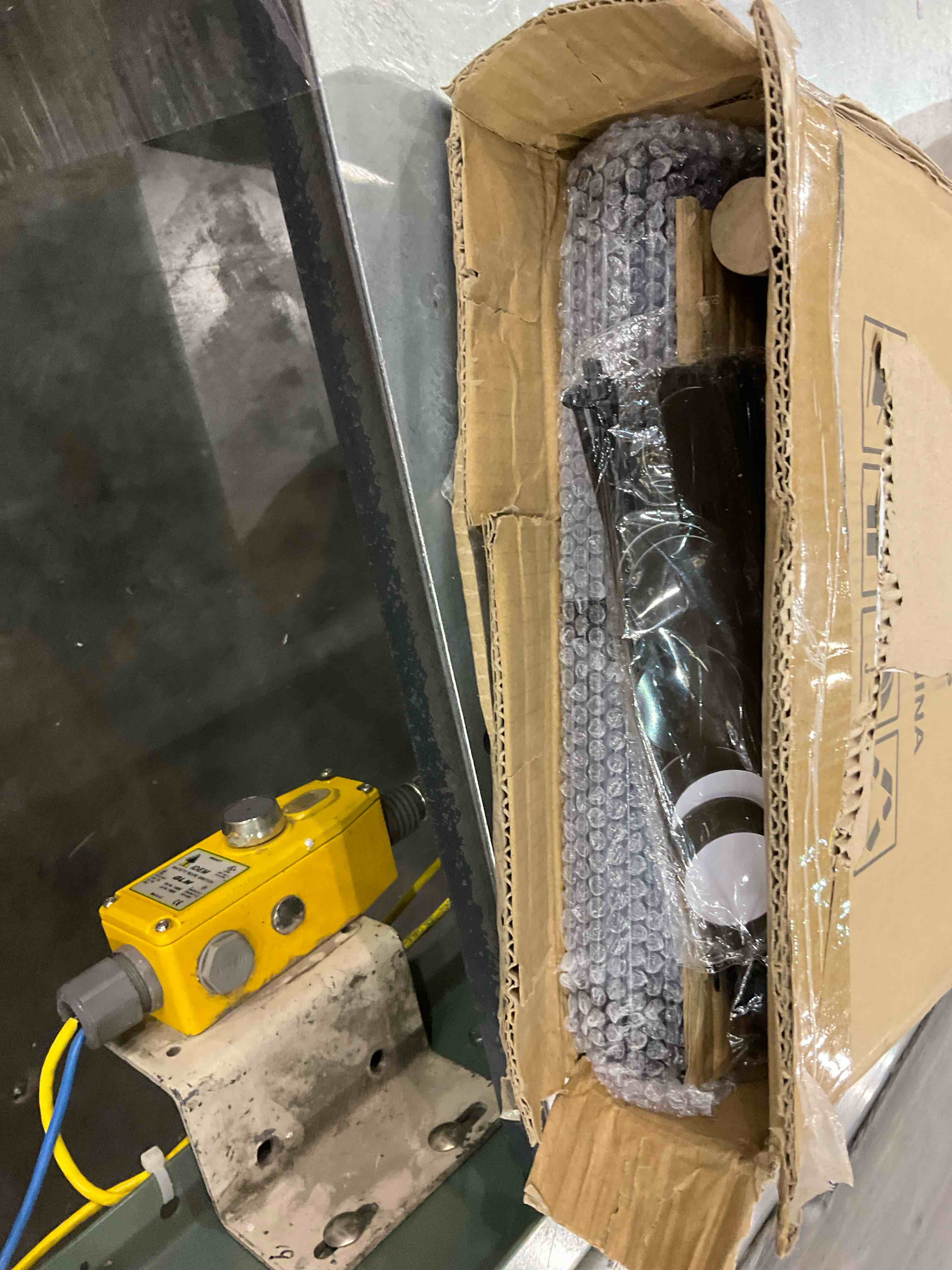https://s3.amazonaws.com/lotting-images-prod/bidfta/EXS00892327_1699536805672.jpeg