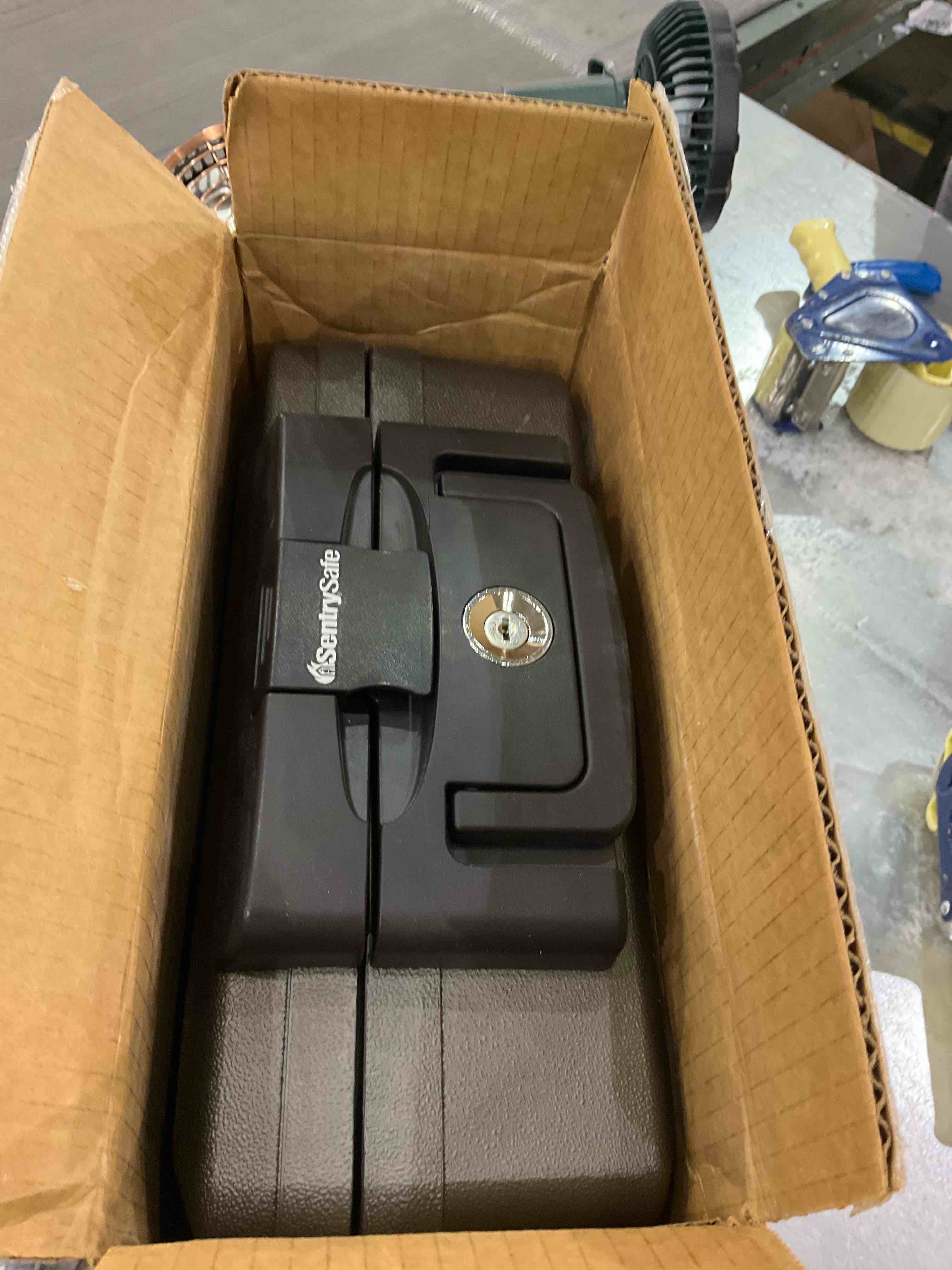 https://s3.amazonaws.com/lotting-images-prod/bidfta/EXS00893787_1701103192536.jpeg