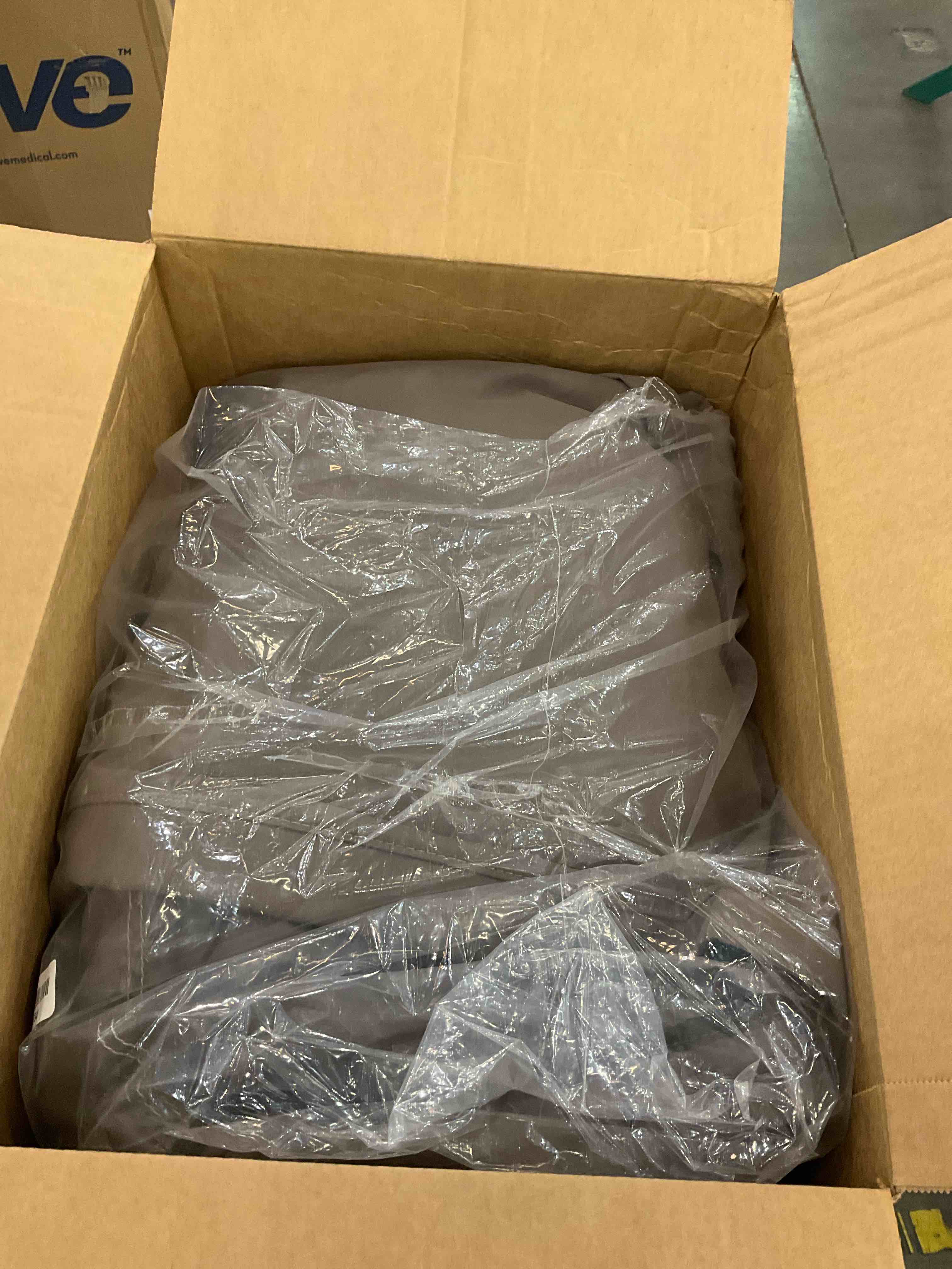 https://s3.amazonaws.com/lotting-images-prod/bidfta/EXS00893811_1701109448067.jpeg