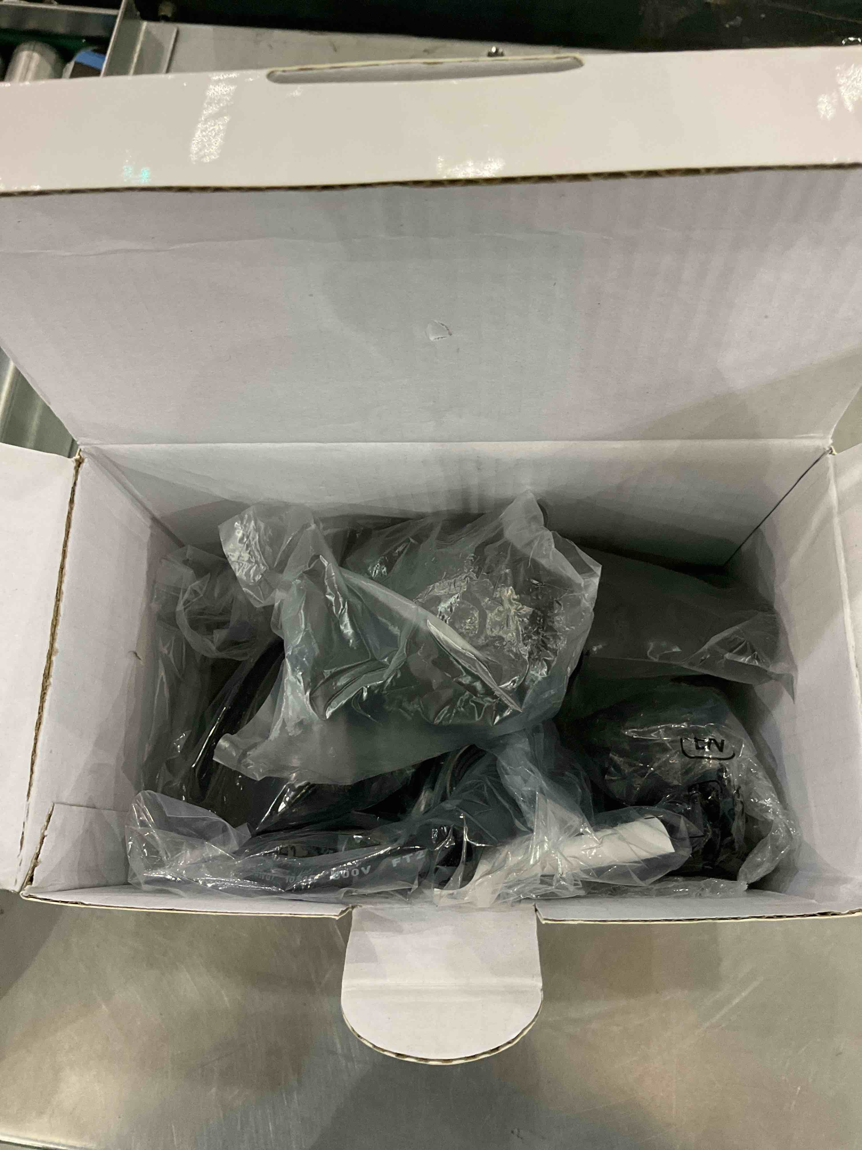 https://s3.amazonaws.com/lotting-images-prod/bidfta/EXS00894903_1701790106603.jpeg