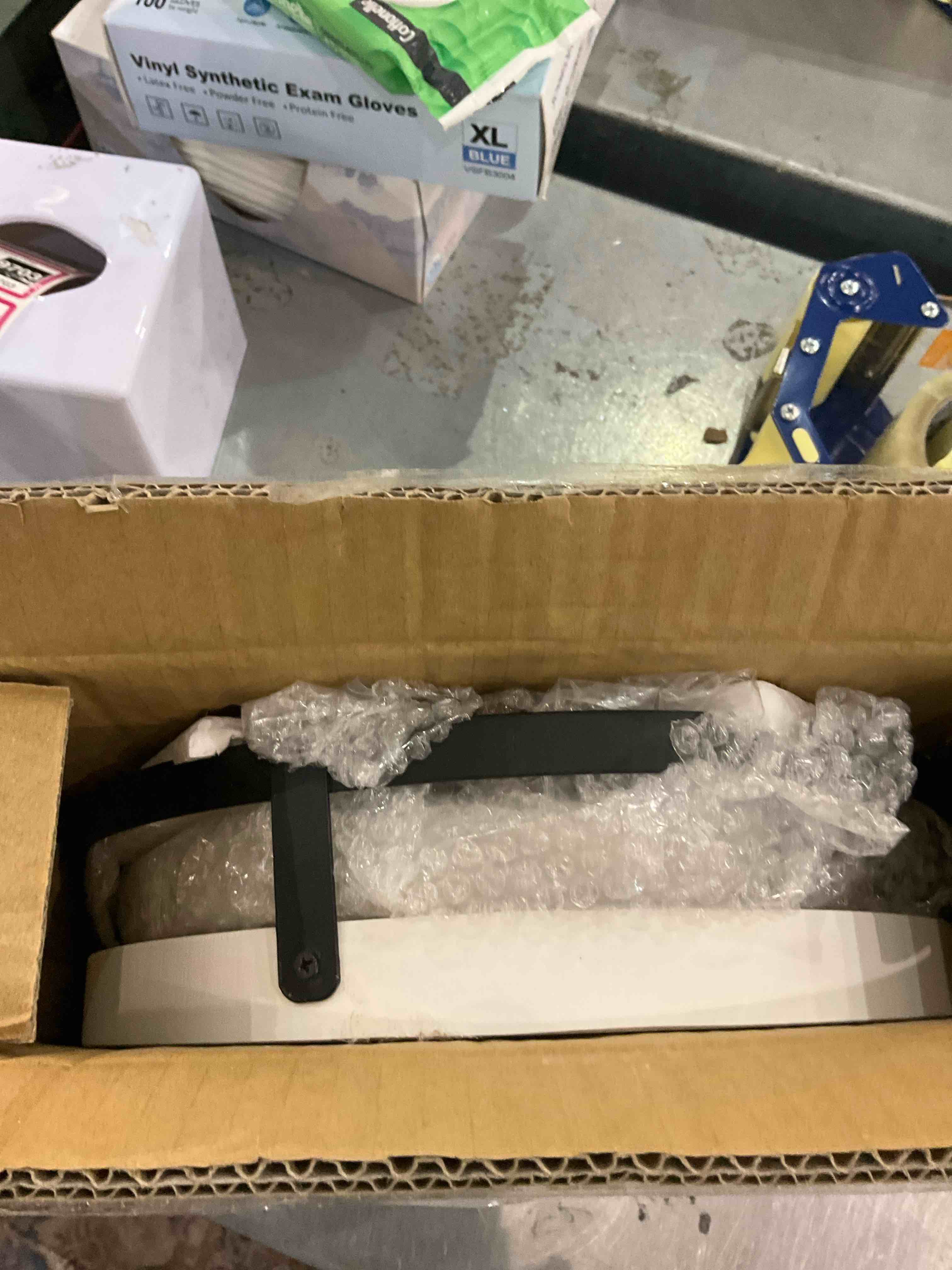 https://s3.amazonaws.com/lotting-images-prod/bidfta/EXS00909701_1701790321834.jpeg