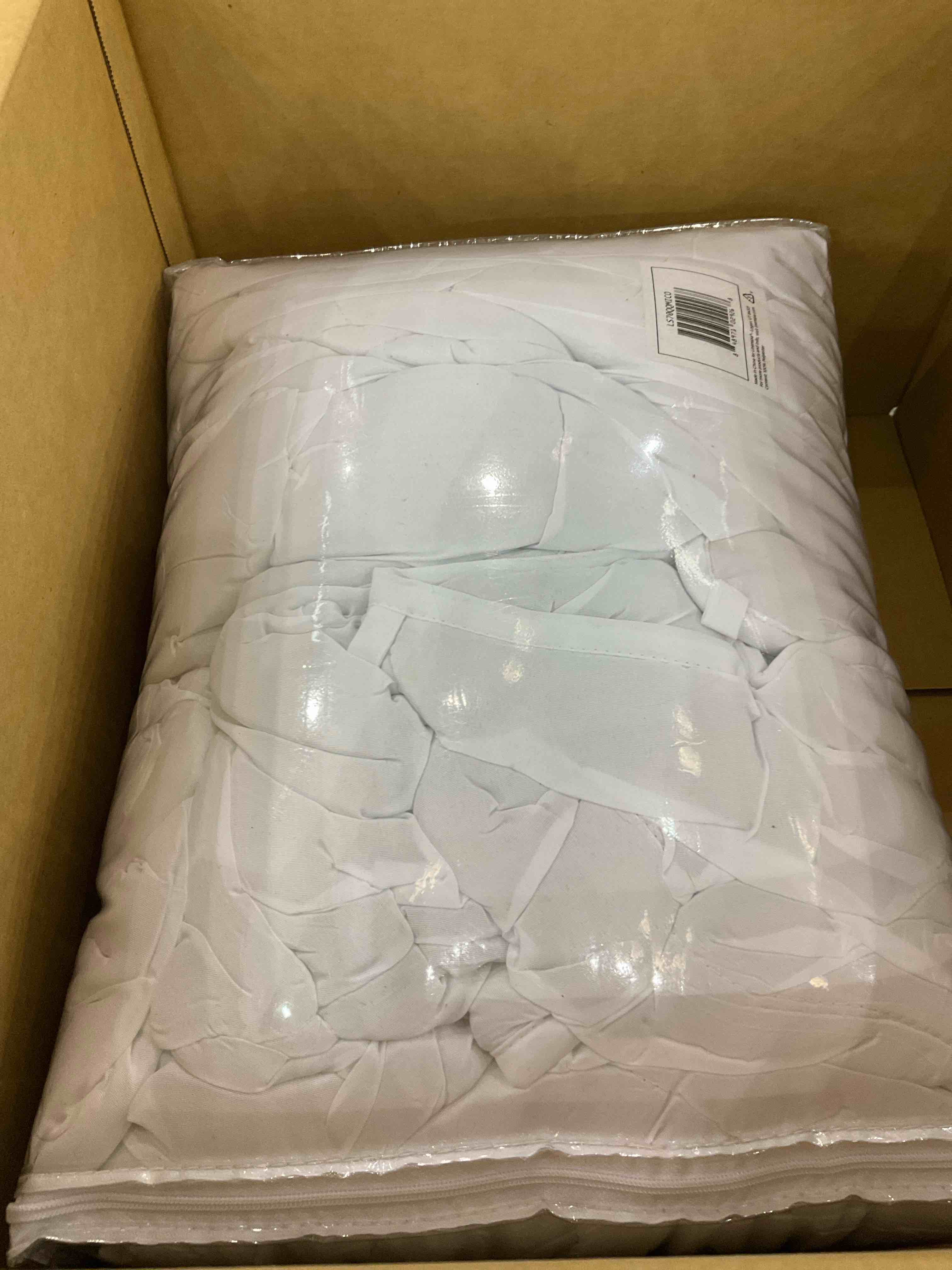 https://s3.amazonaws.com/lotting-images-prod/bidfta/EXS00911216_1704832016493.jpeg