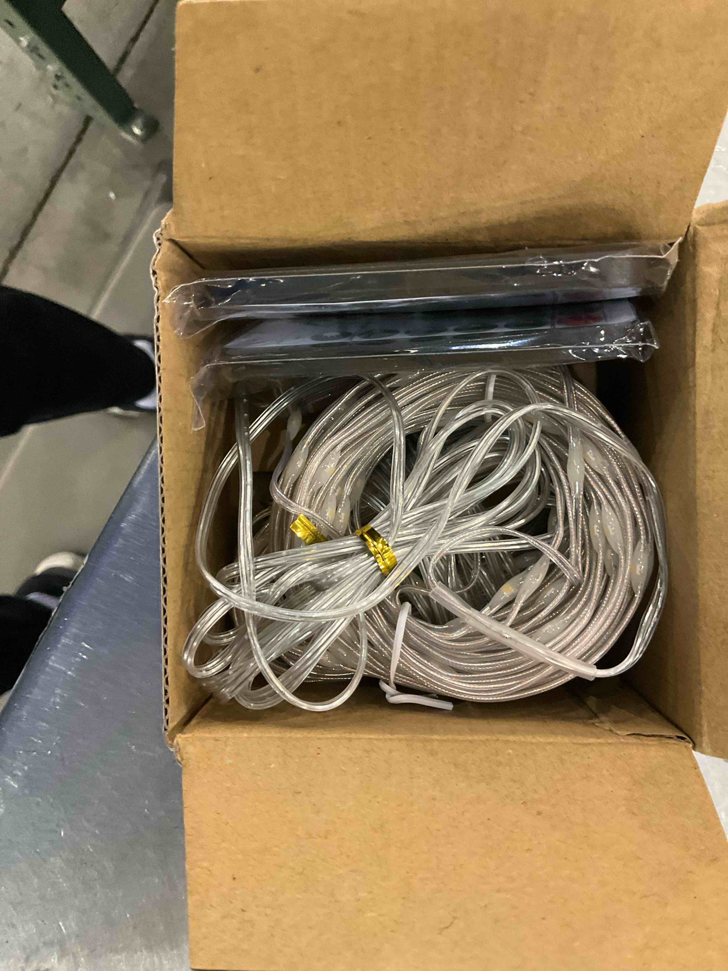 https://s3.amazonaws.com/lotting-images-prod/bidfta/EXS00914531_1702477913390.jpeg