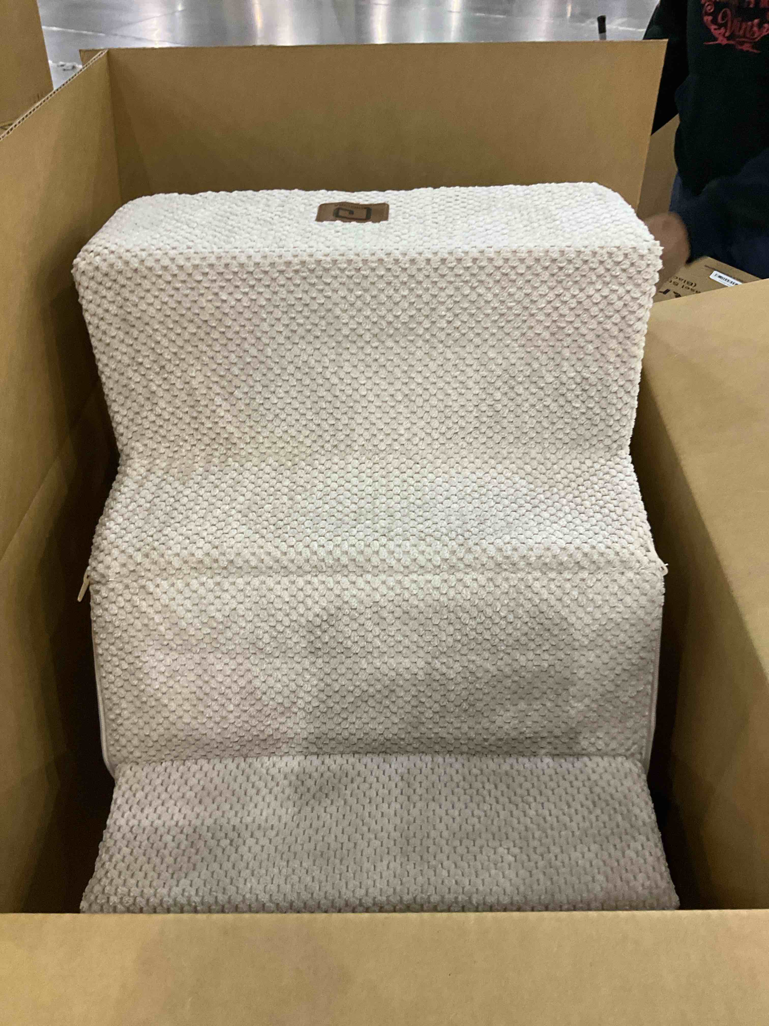 https://s3.amazonaws.com/lotting-images-prod/bidfta/EXS00914689_1702559552406.jpeg