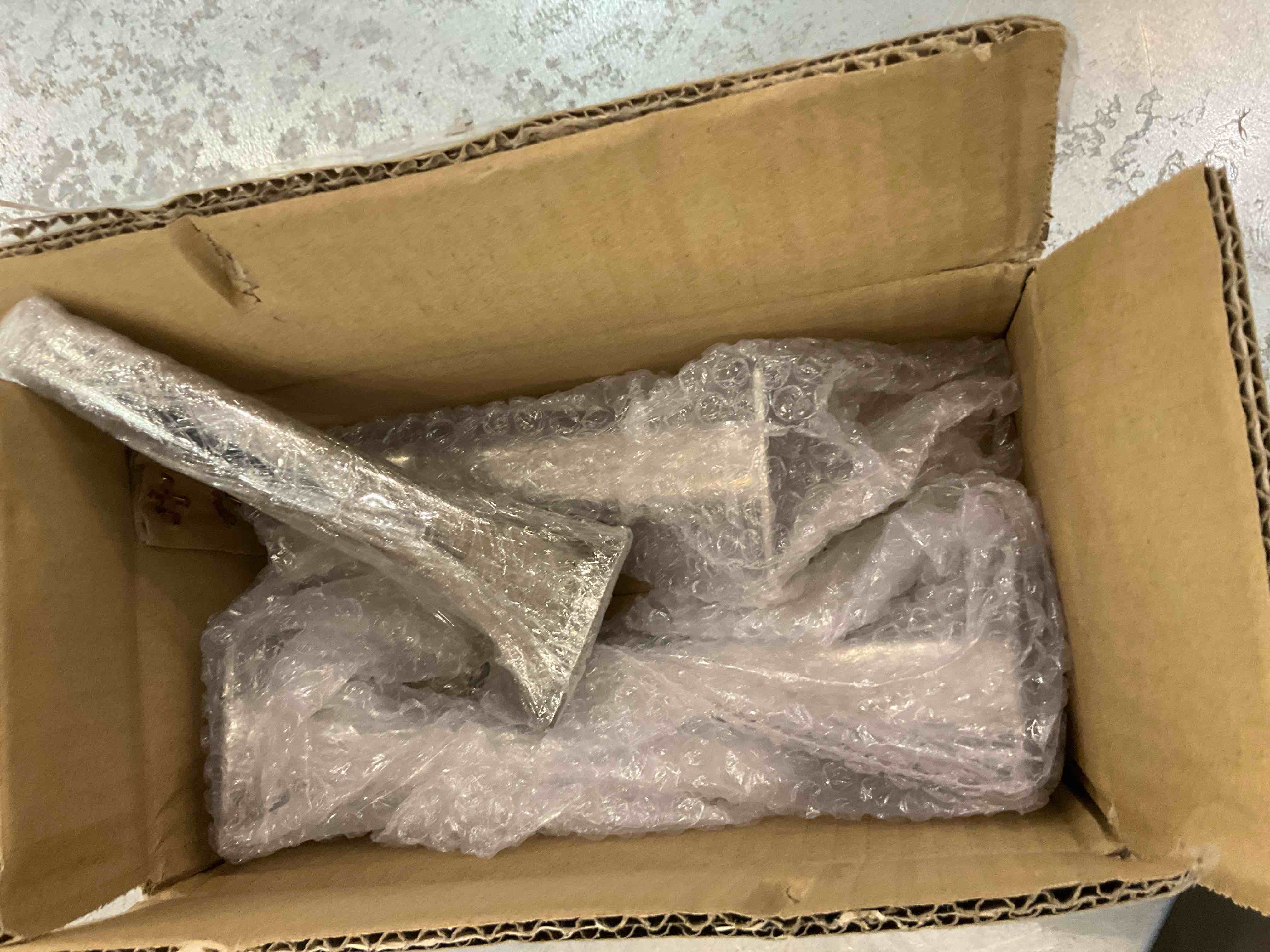 https://s3.amazonaws.com/lotting-images-prod/bidfta/EXS00916316_1704731568578.jpeg