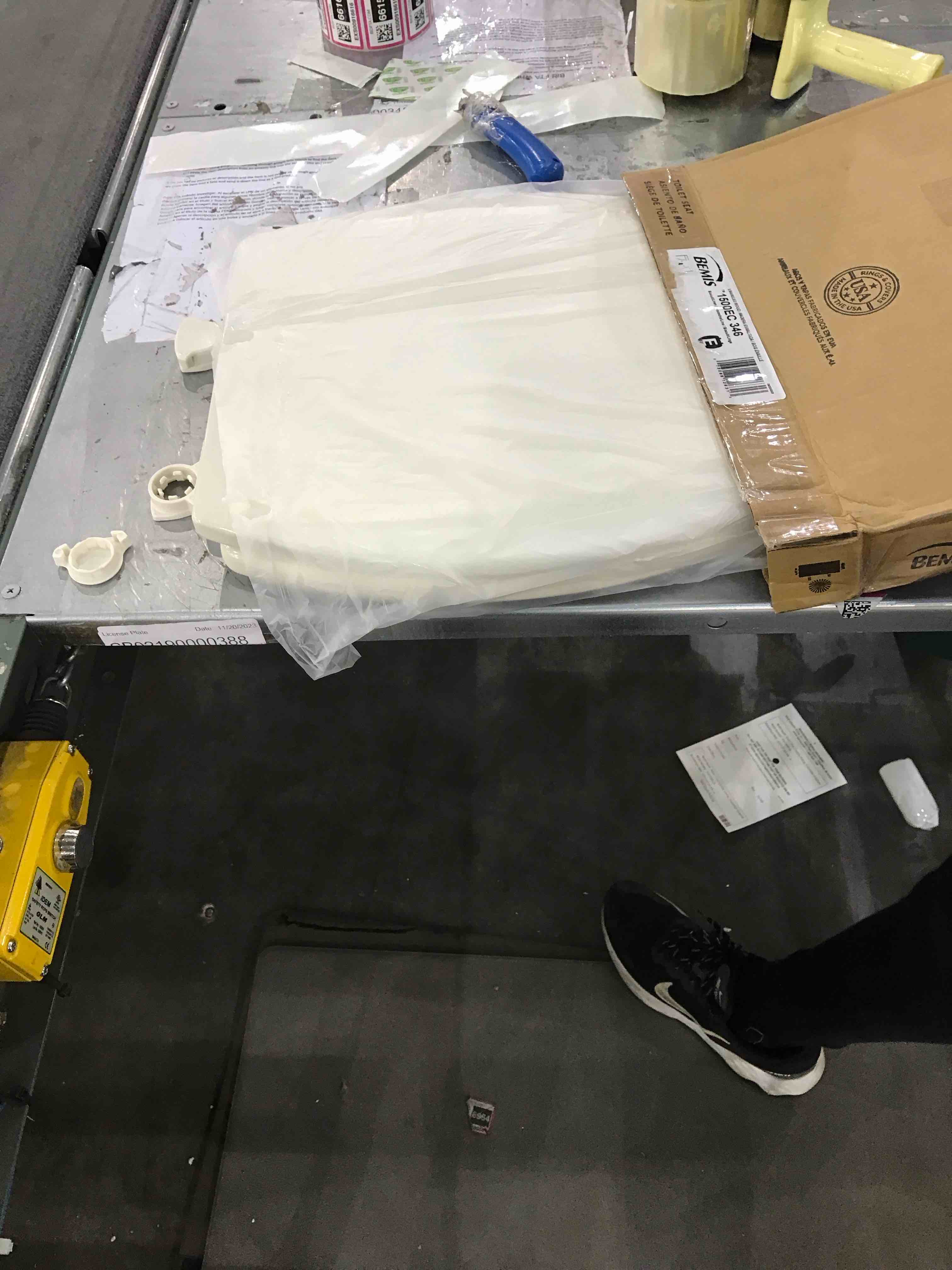 https://s3.amazonaws.com/lotting-images-prod/bidfta/EXS00916593_1701696824925.jpeg
