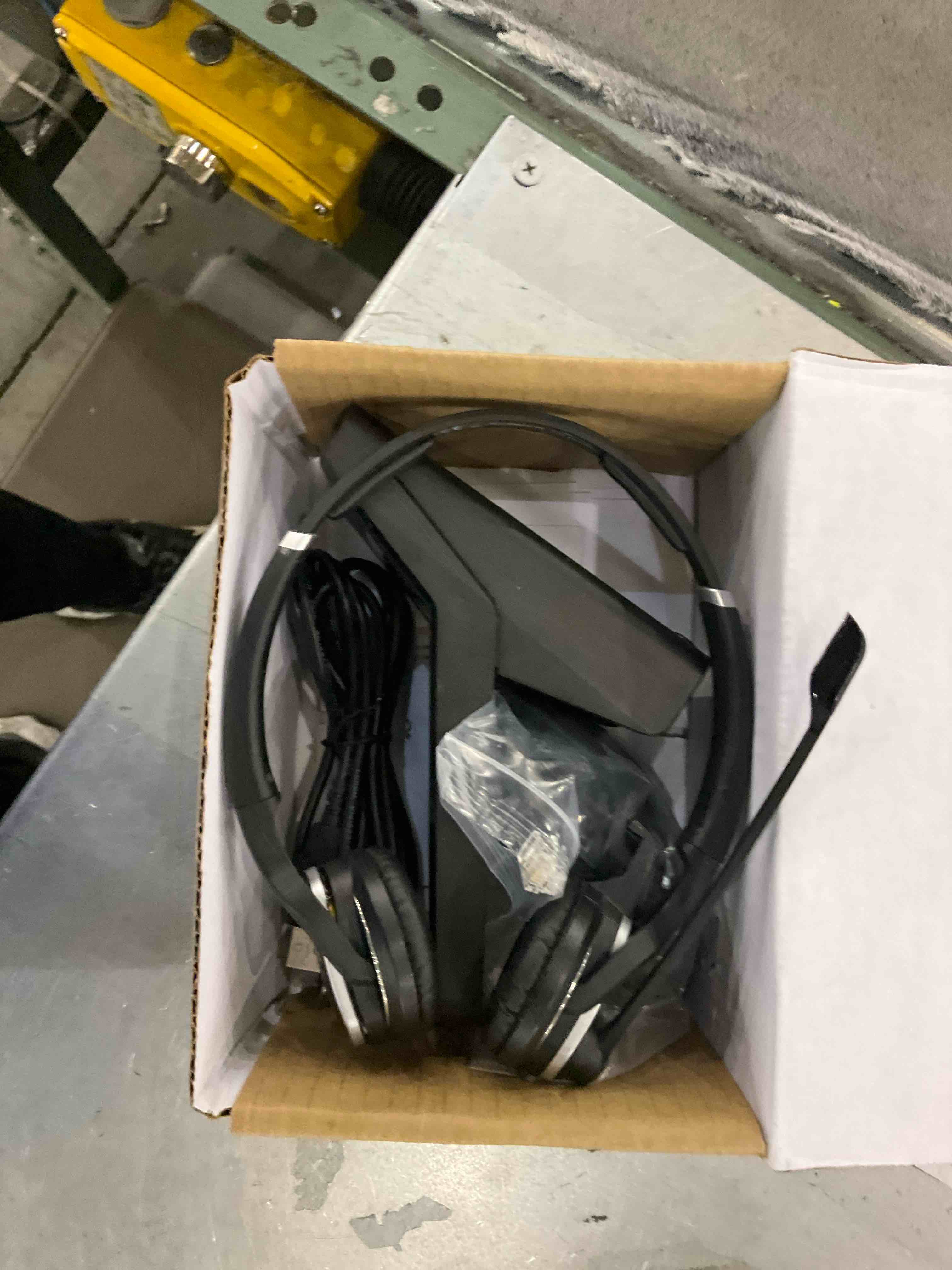 https://s3.amazonaws.com/lotting-images-prod/bidfta/EXS00916970_1701719889526.jpeg