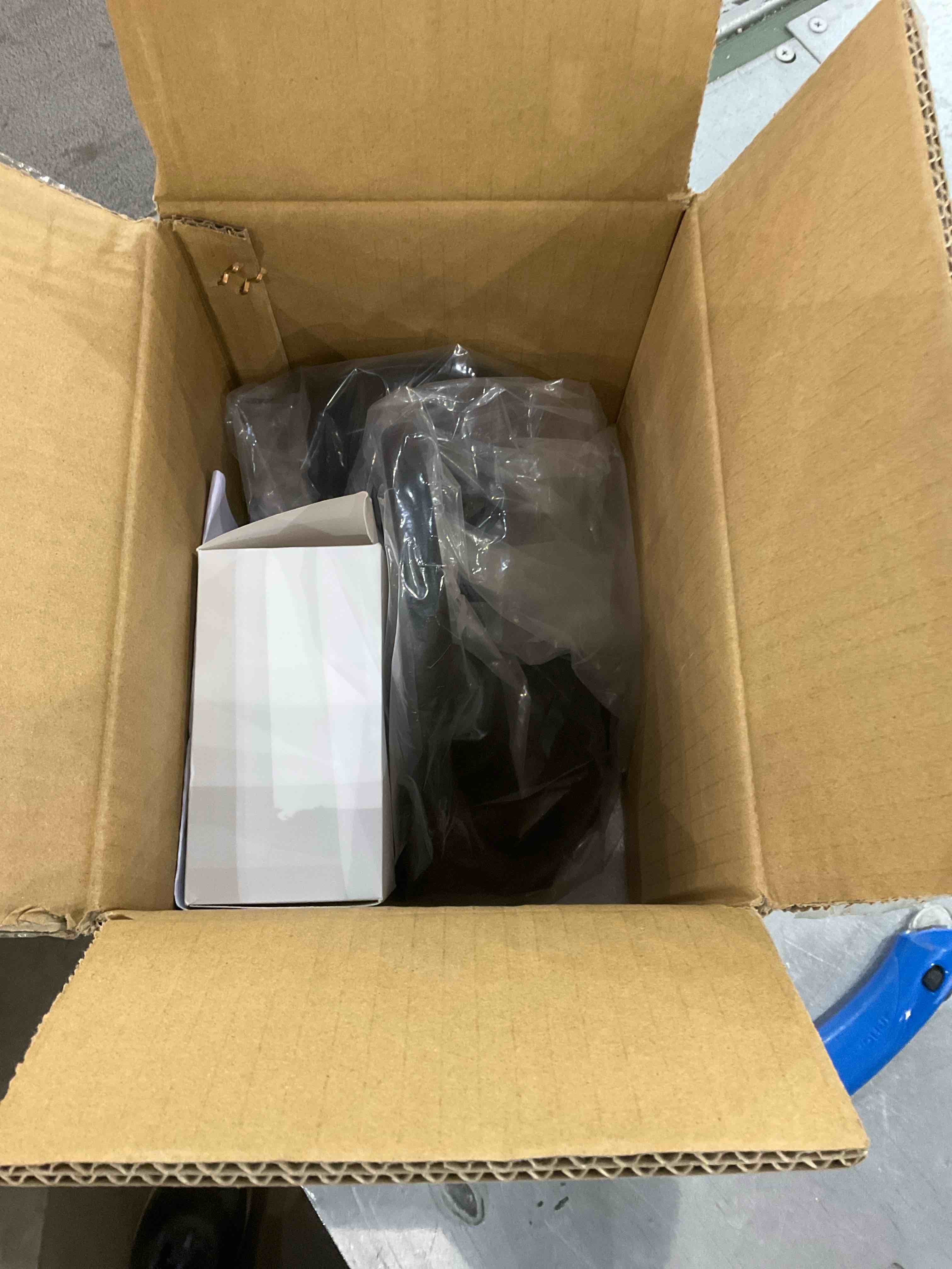 https://s3.amazonaws.com/lotting-images-prod/bidfta/EXS00919186_1701347390360.jpeg