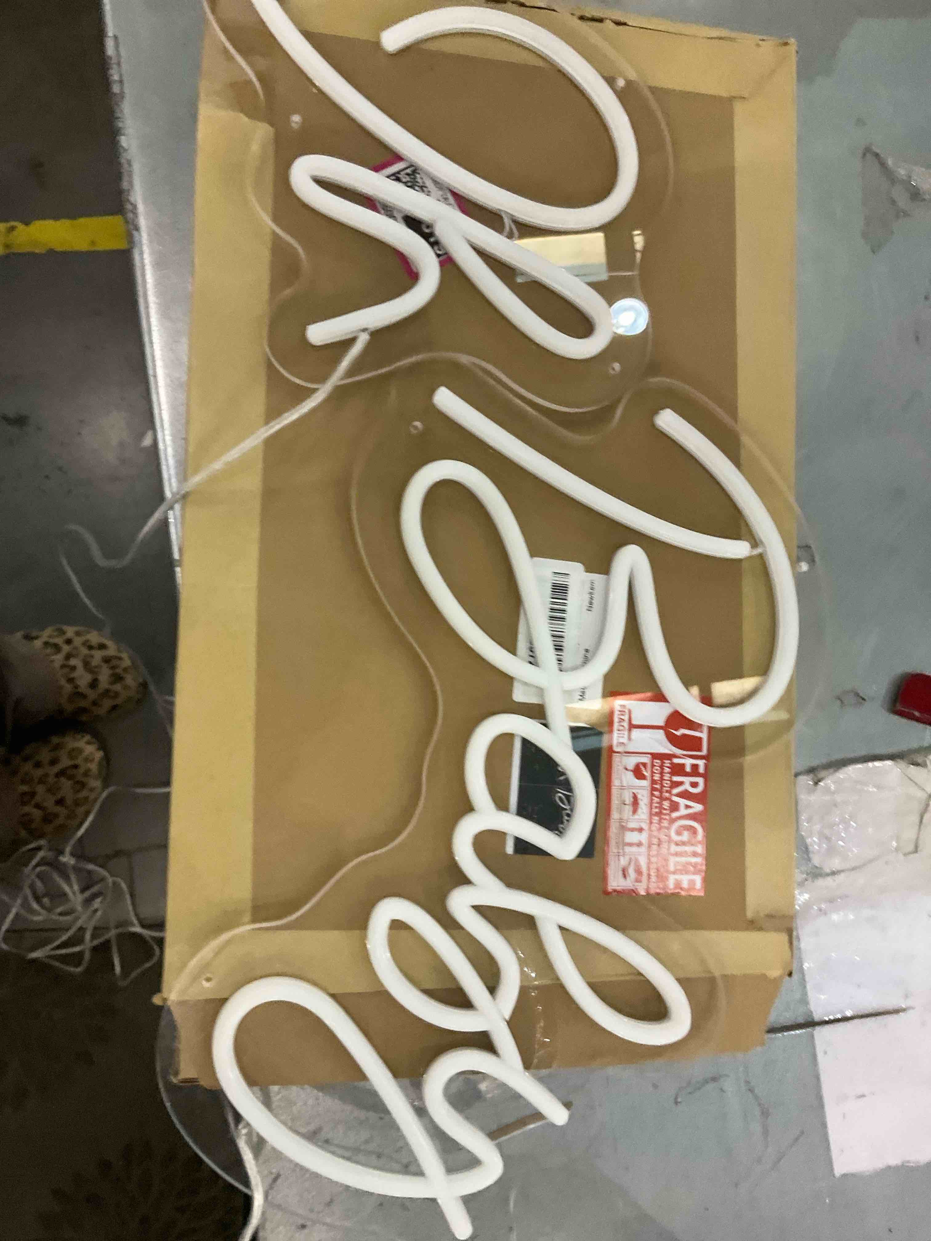 https://s3.amazonaws.com/lotting-images-prod/bidfta/EXS00919619_1702301842679.jpeg