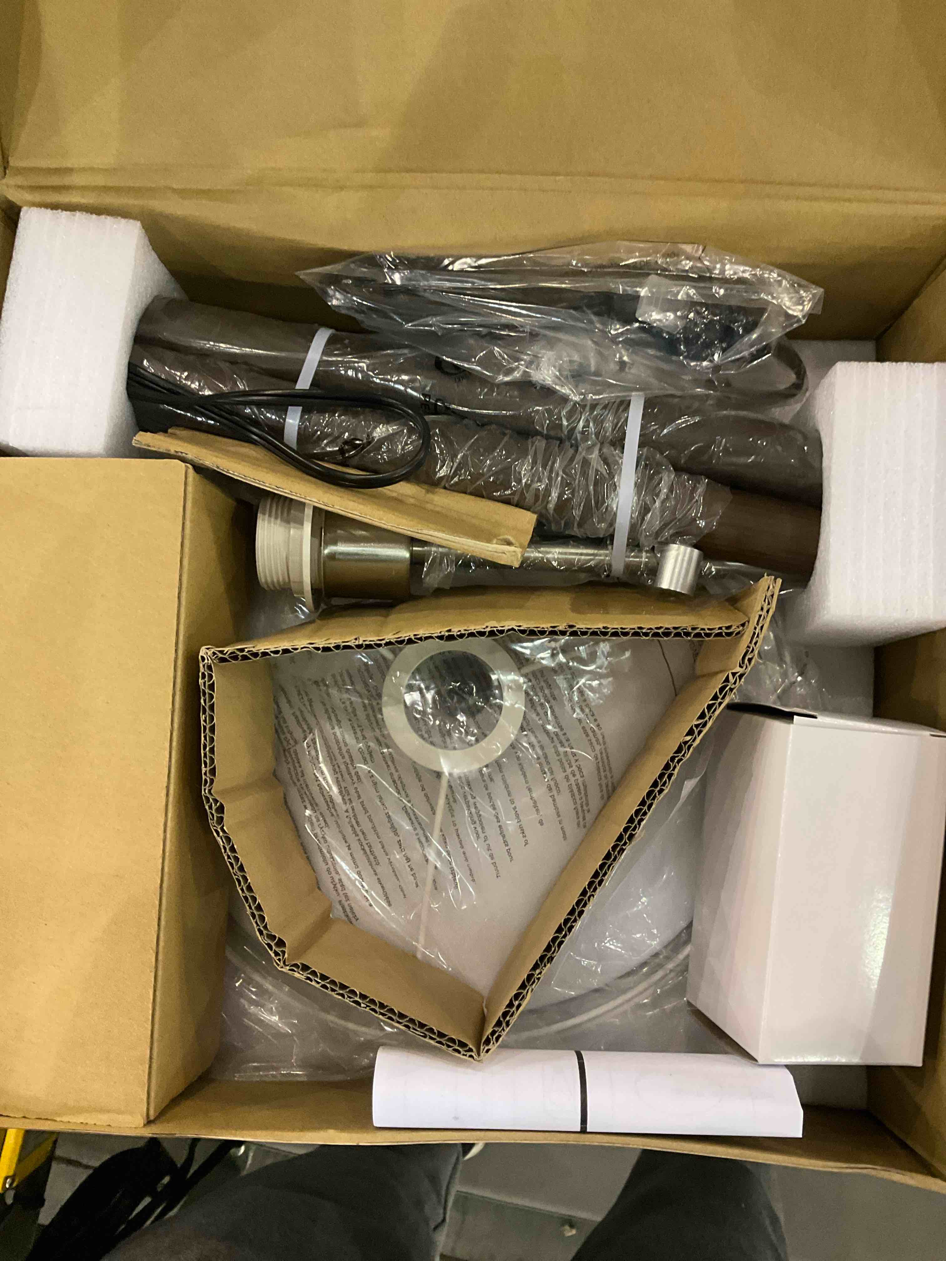 https://s3.amazonaws.com/lotting-images-prod/bidfta/EXS00919720_1702386687757.jpeg