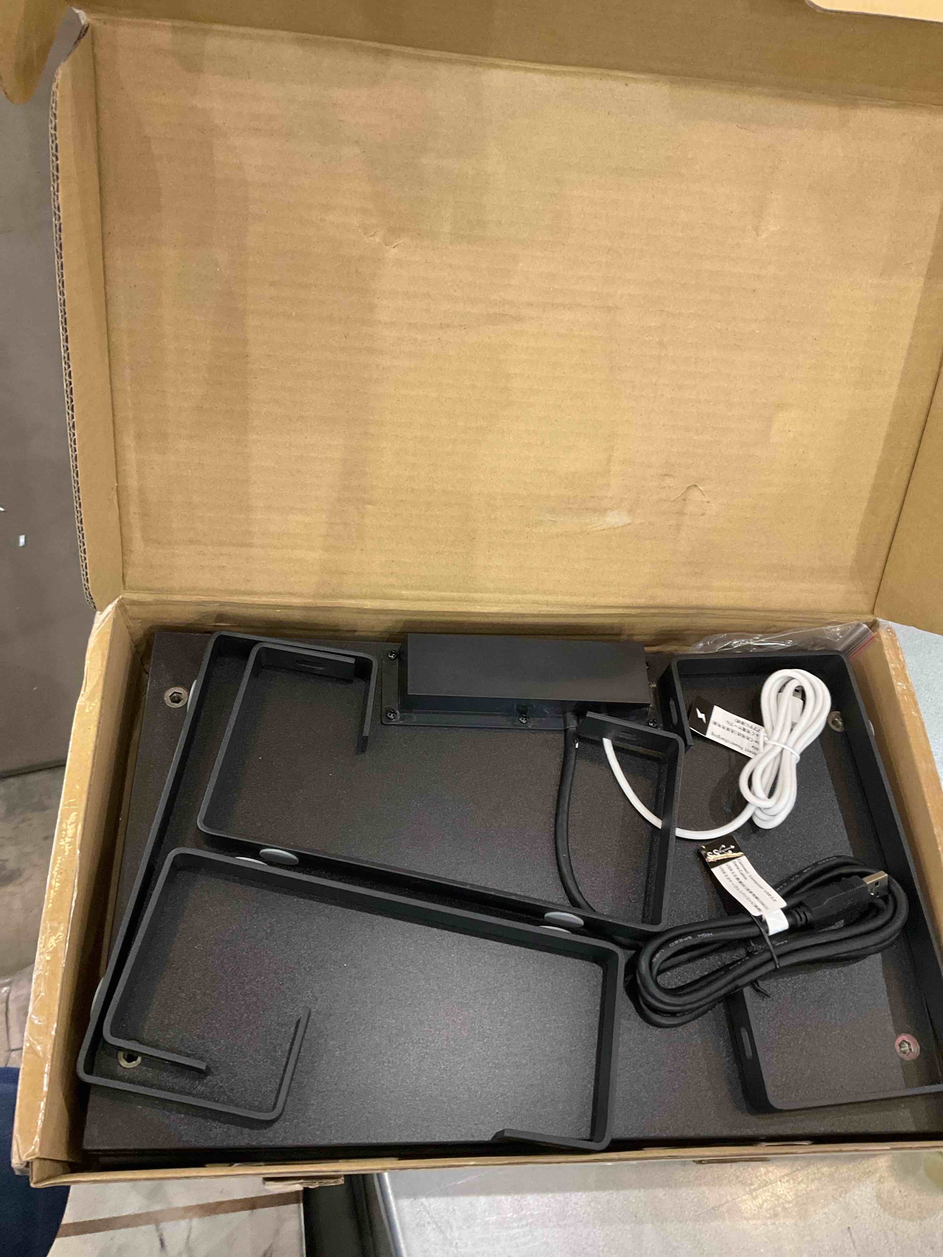 https://s3.amazonaws.com/lotting-images-prod/bidfta/EXS00923084_1701286940447.jpeg