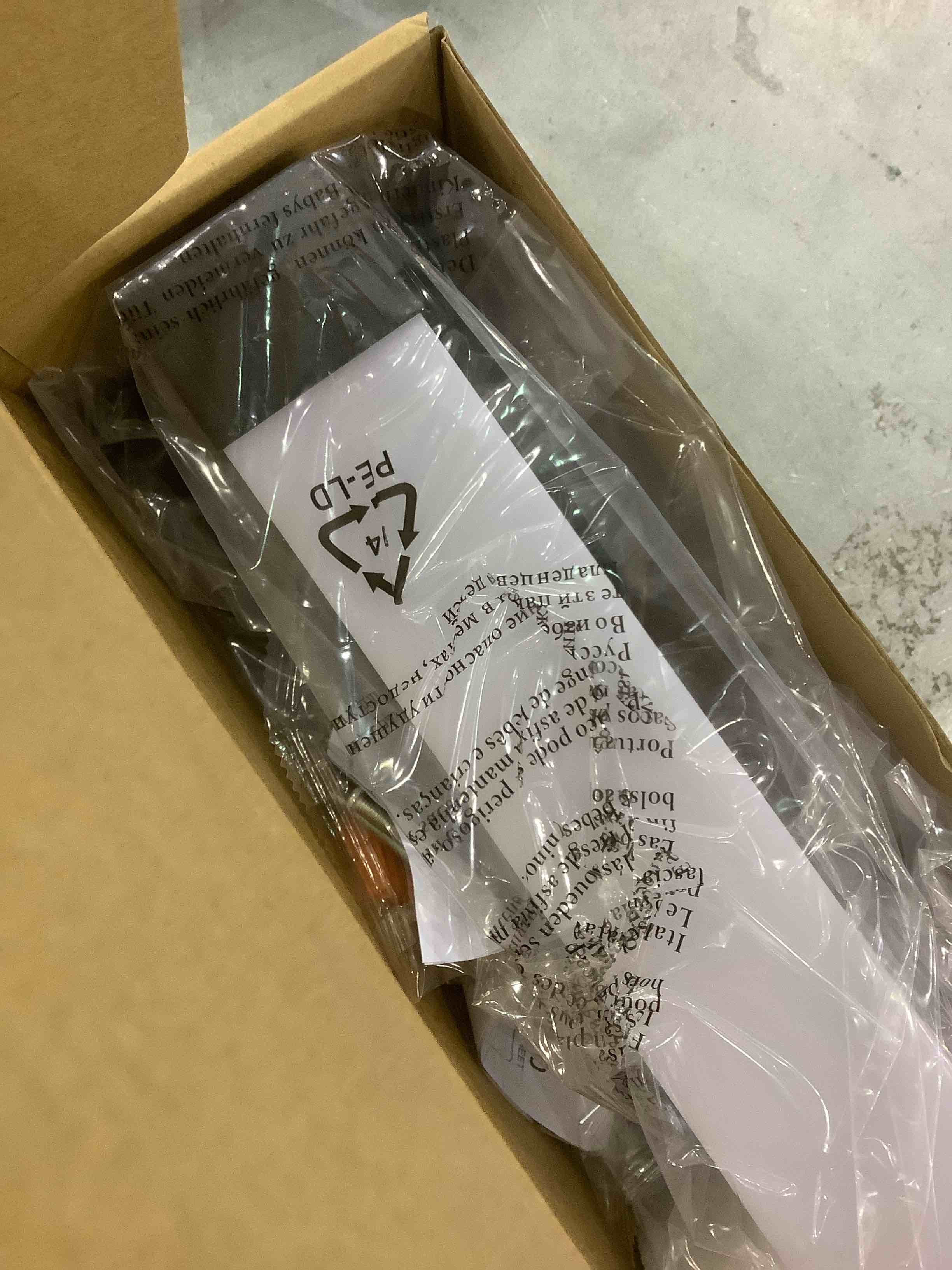 https://s3.amazonaws.com/lotting-images-prod/bidfta/EXS00926477_1702992680970.jpeg
