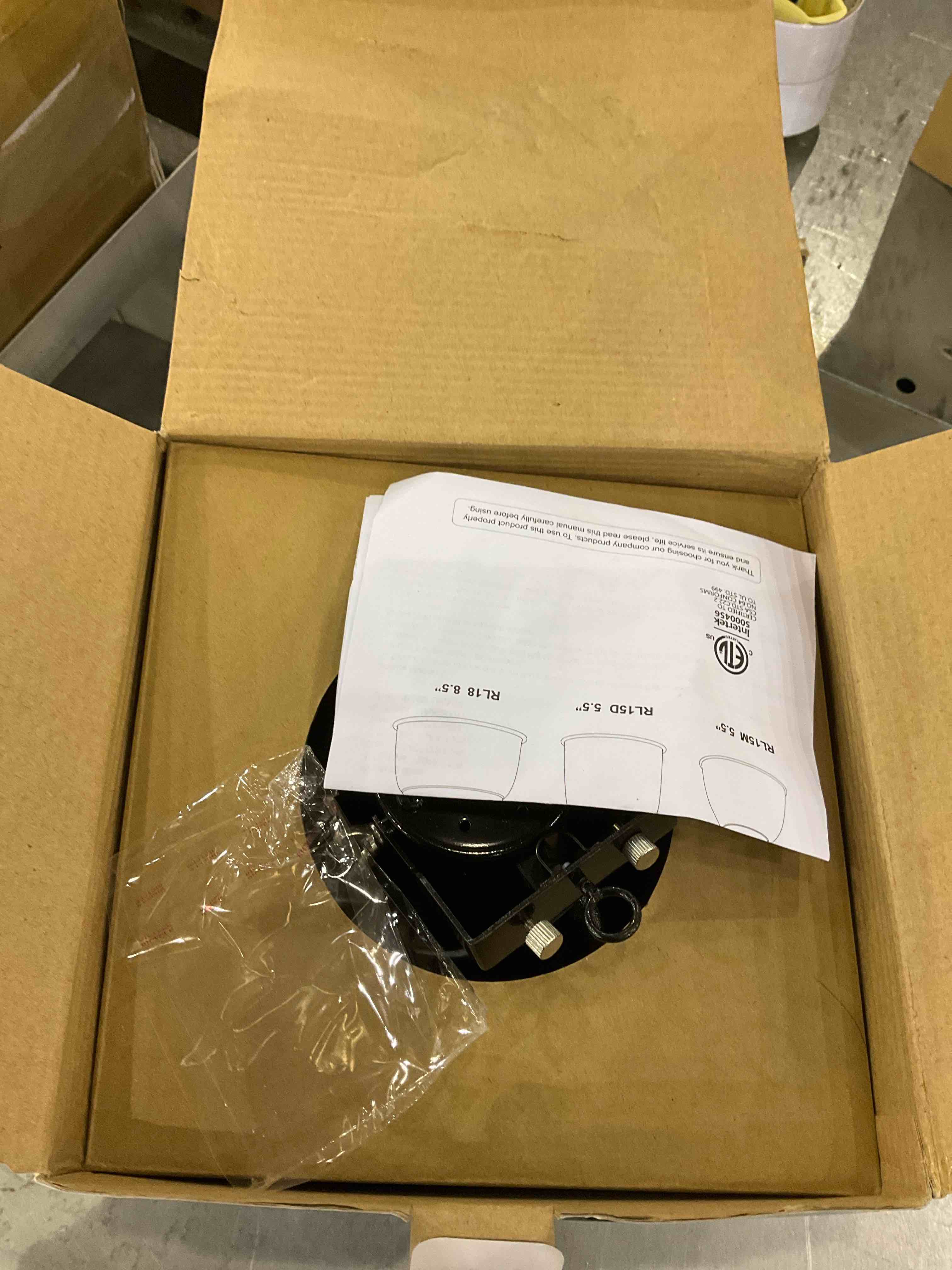 https://s3.amazonaws.com/lotting-images-prod/bidfta/EXS00927017_1702302652585.jpeg