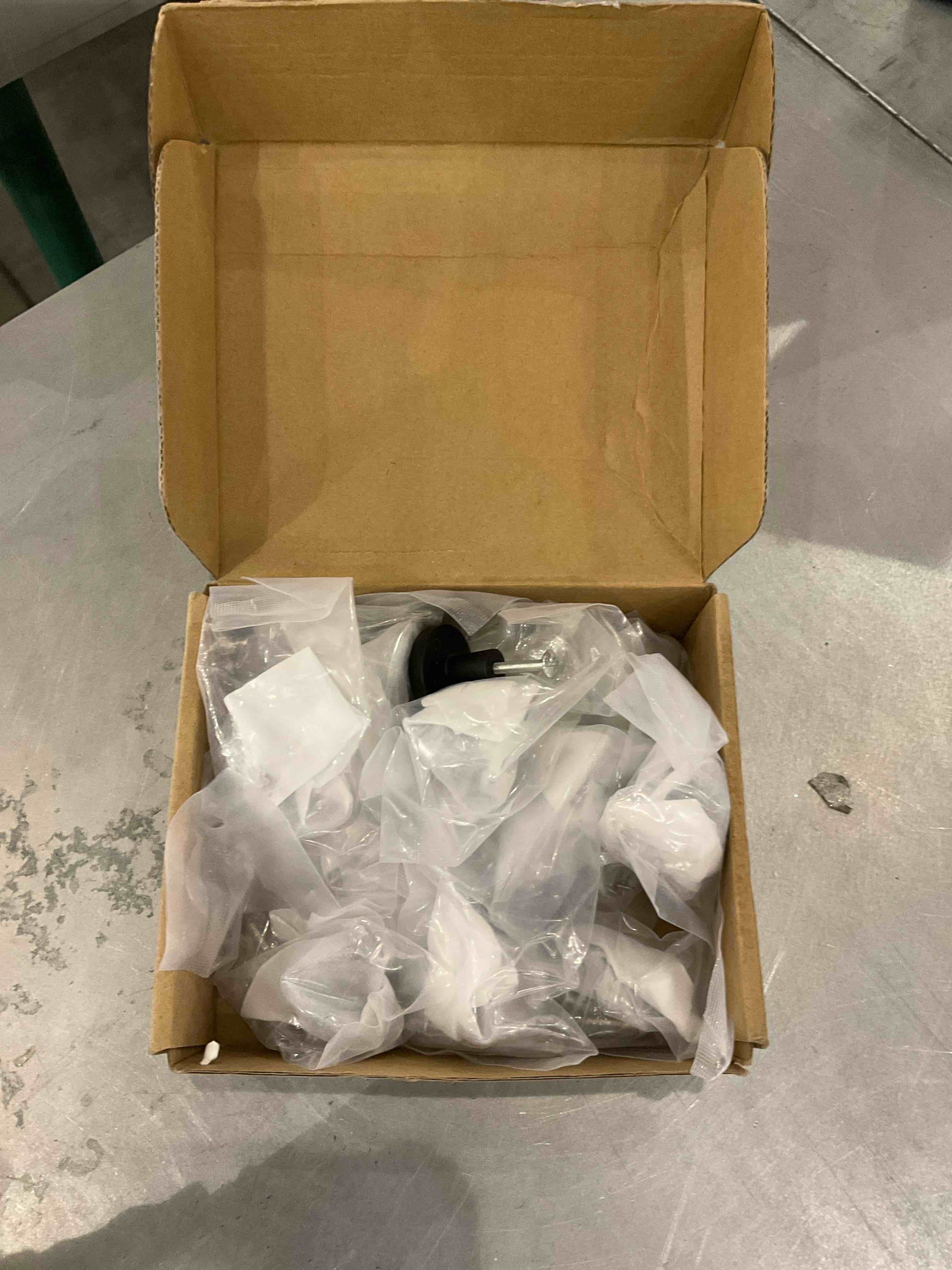 https://s3.amazonaws.com/lotting-images-prod/bidfta/EXS00927254_1702393453441.jpeg