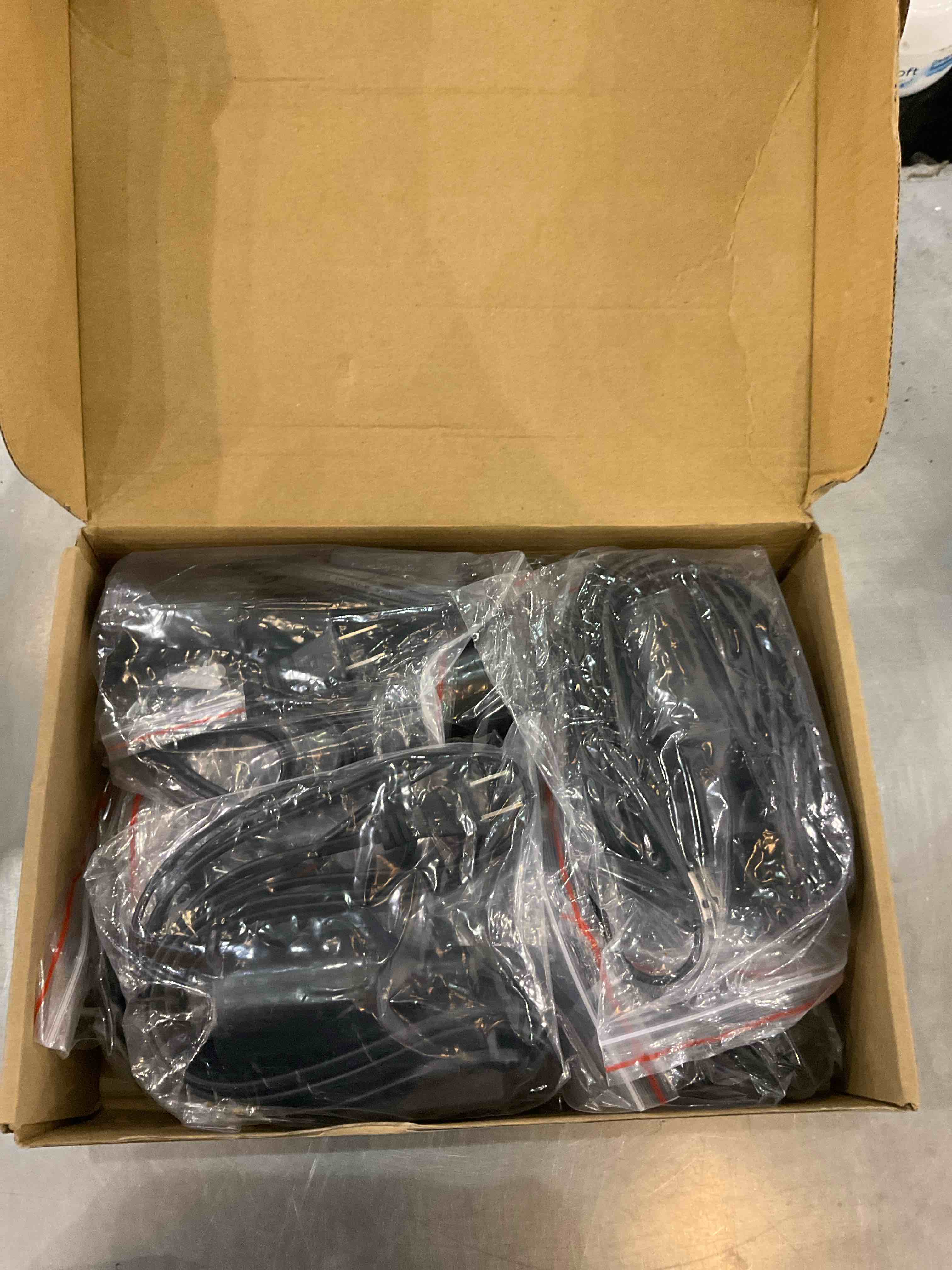 https://s3.amazonaws.com/lotting-images-prod/bidfta/EXS00927970_1701358106768.jpeg