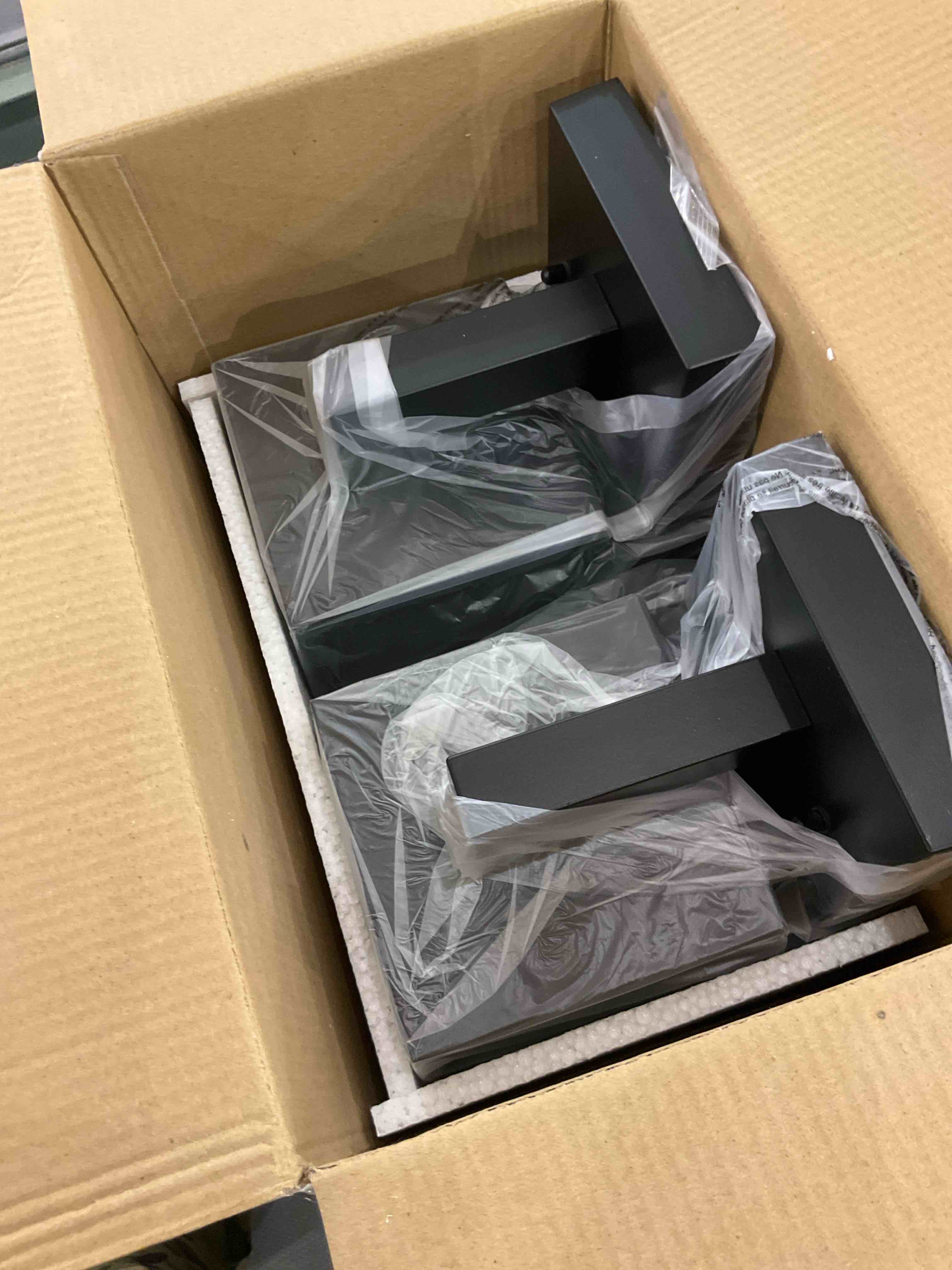 https://s3.amazonaws.com/lotting-images-prod/bidfta/EXS00929509_1702653797990.jpeg