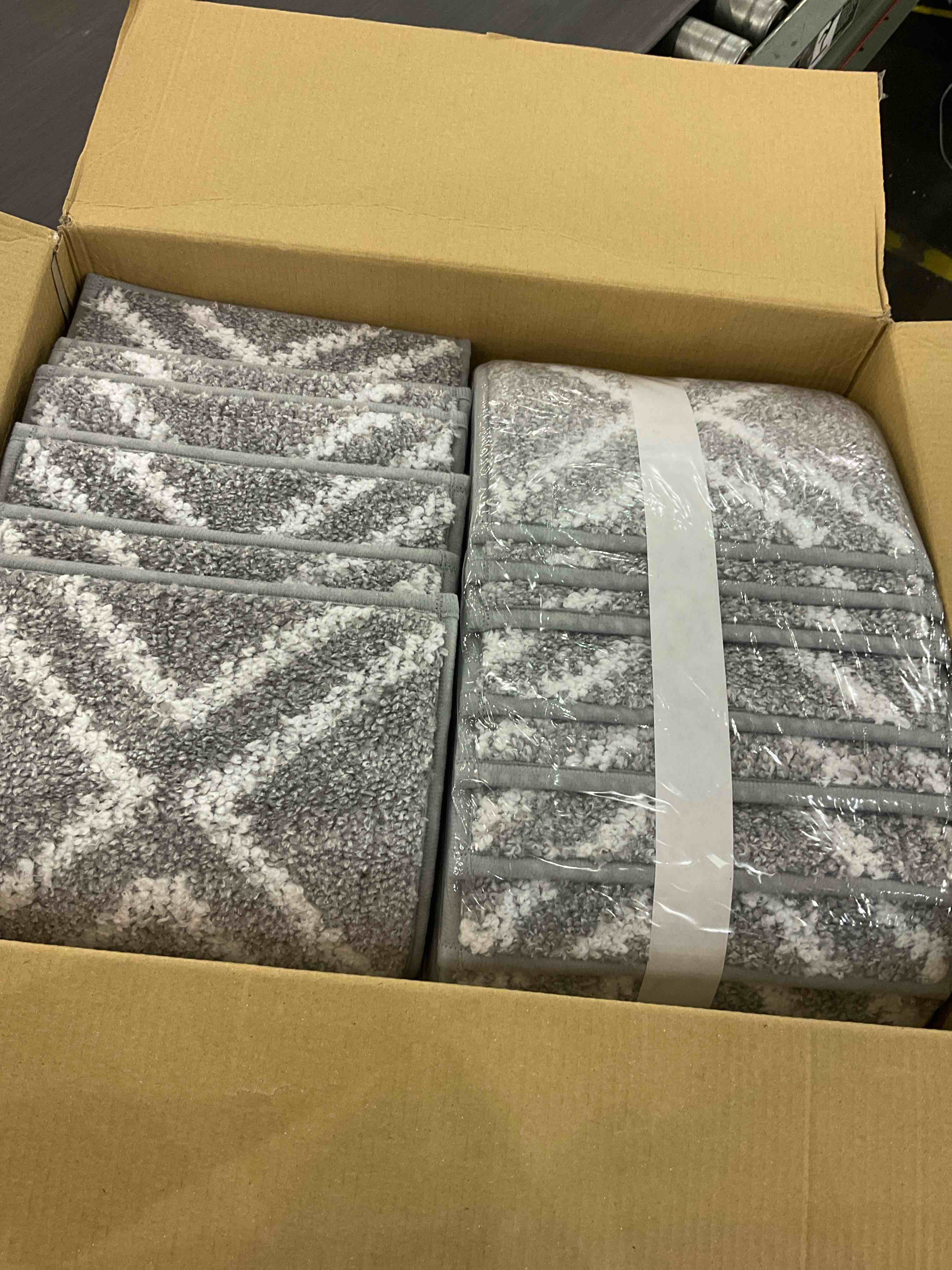 https://s3.amazonaws.com/lotting-images-prod/bidfta/EXS00933805_1700054514690.jpeg
