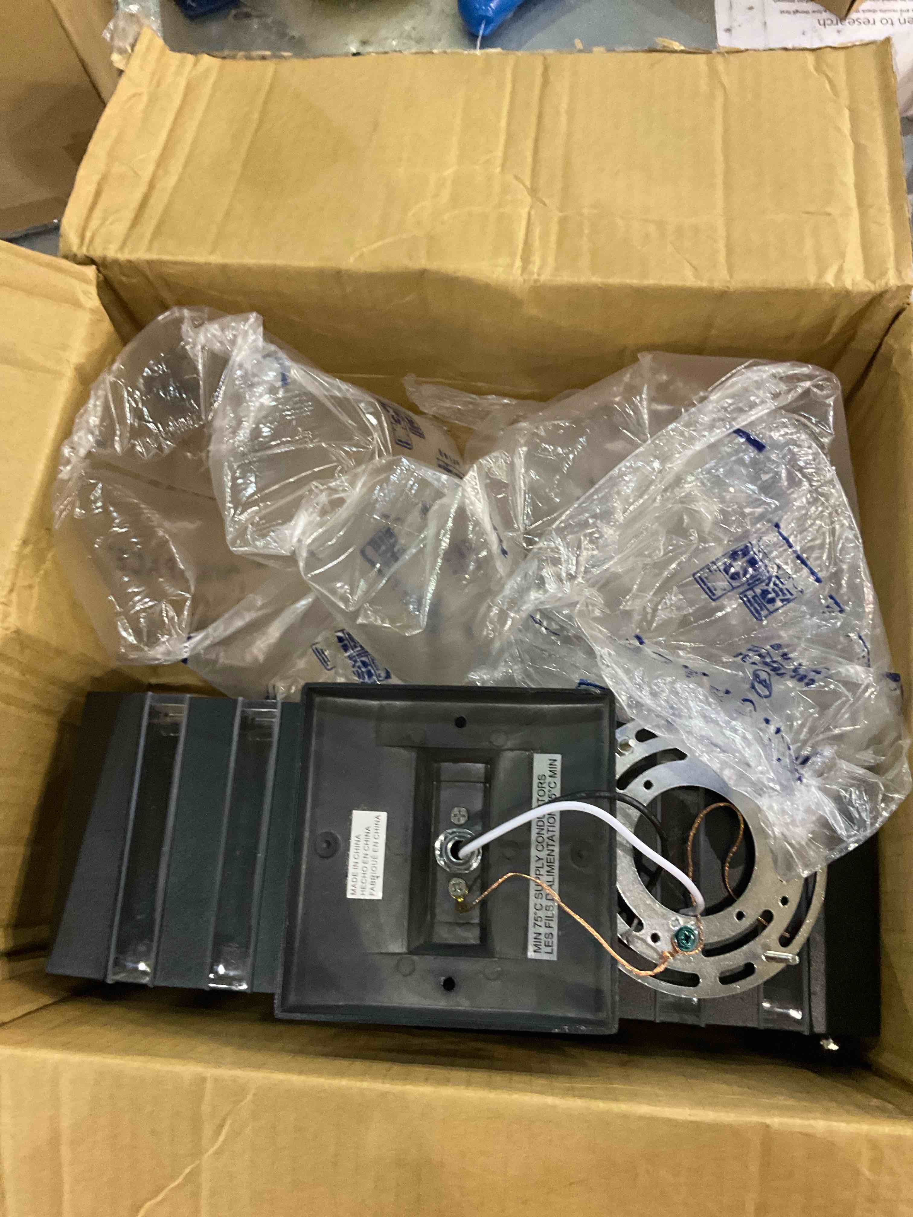 https://s3.amazonaws.com/lotting-images-prod/bidfta/EXS00937143_1699618857392.jpeg