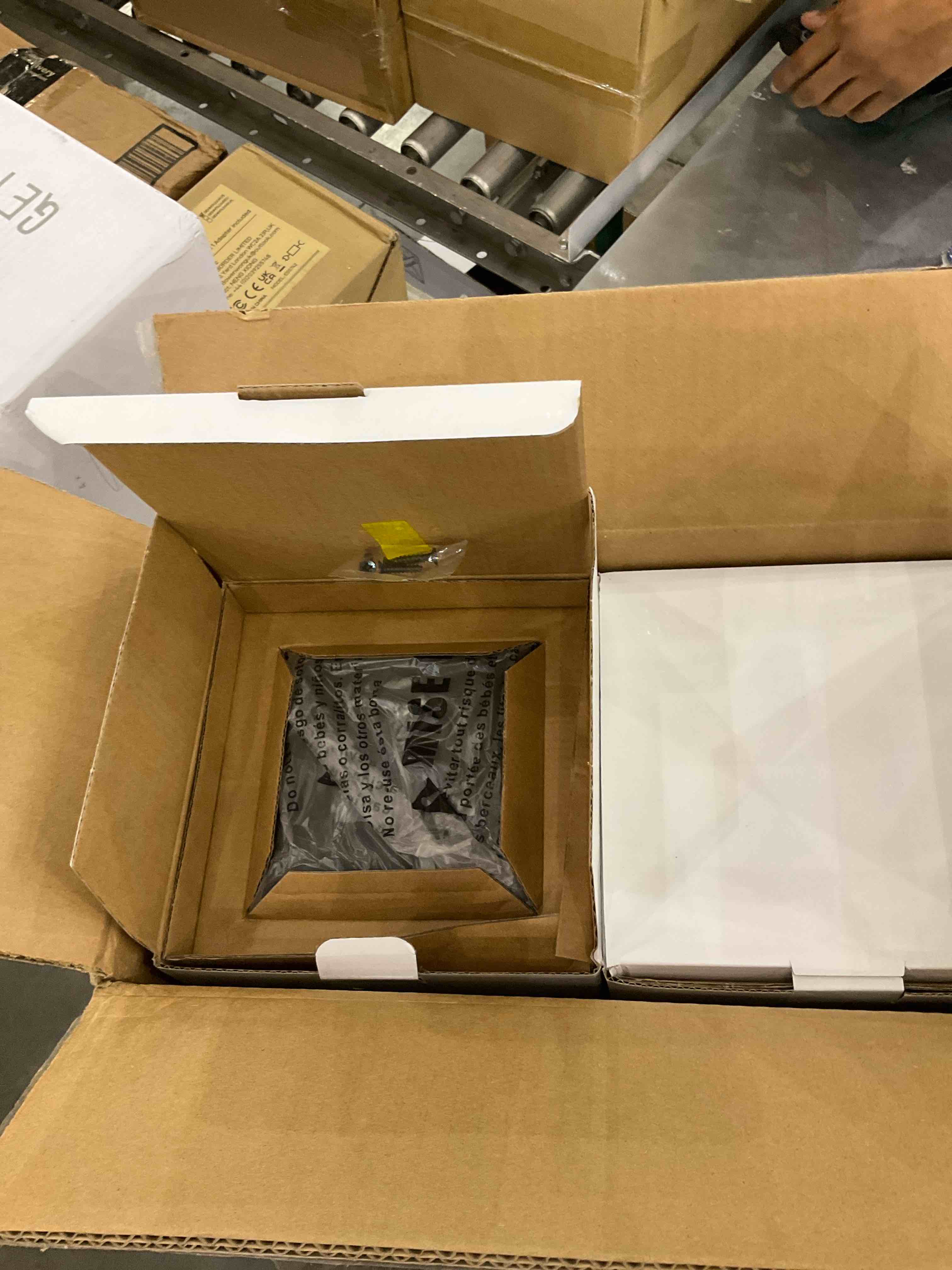 https://s3.amazonaws.com/lotting-images-prod/bidfta/EXS00937463_1699632872392.jpeg