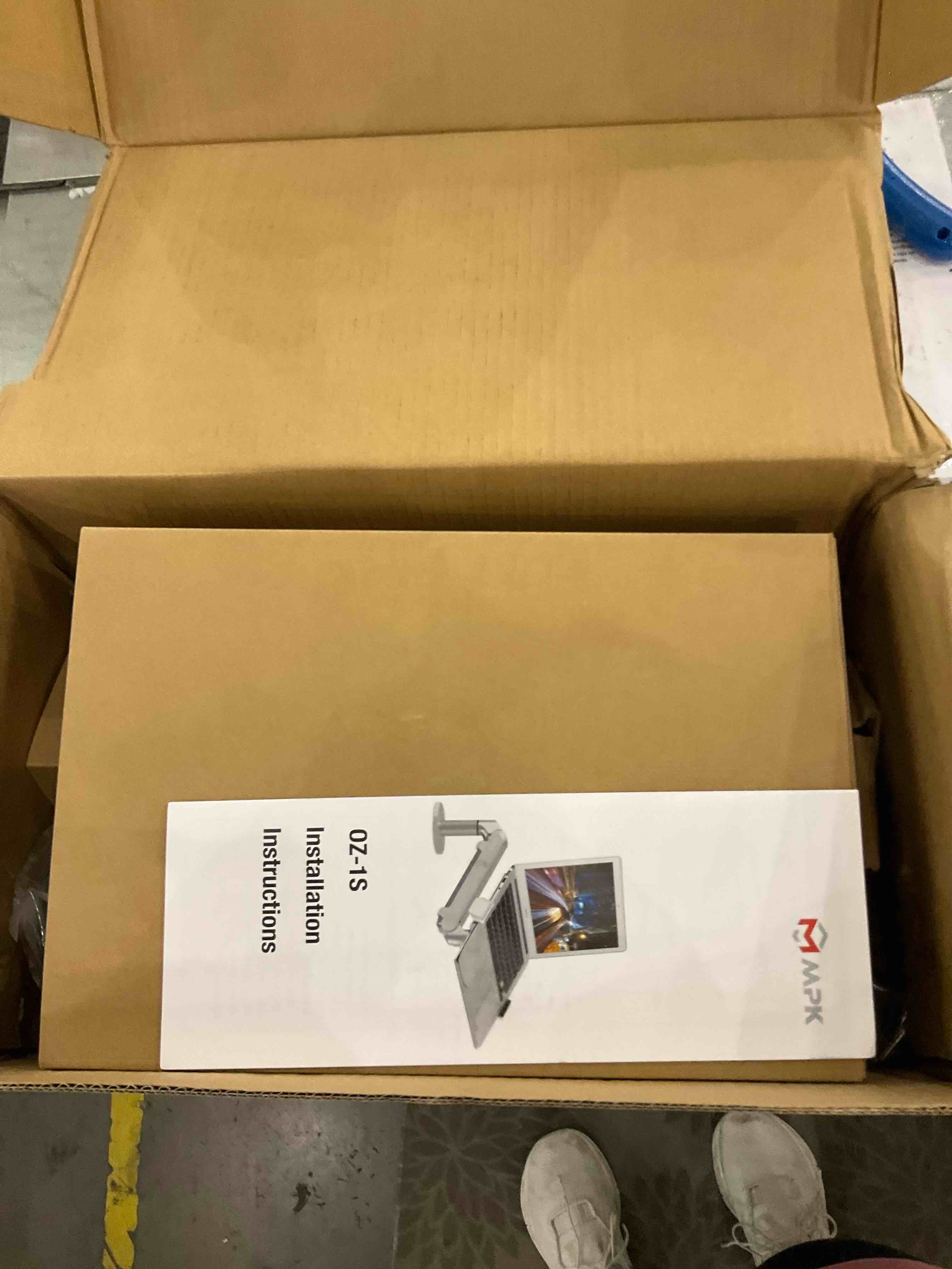 https://s3.amazonaws.com/lotting-images-prod/bidfta/EXS00937466_1699633088664.jpeg