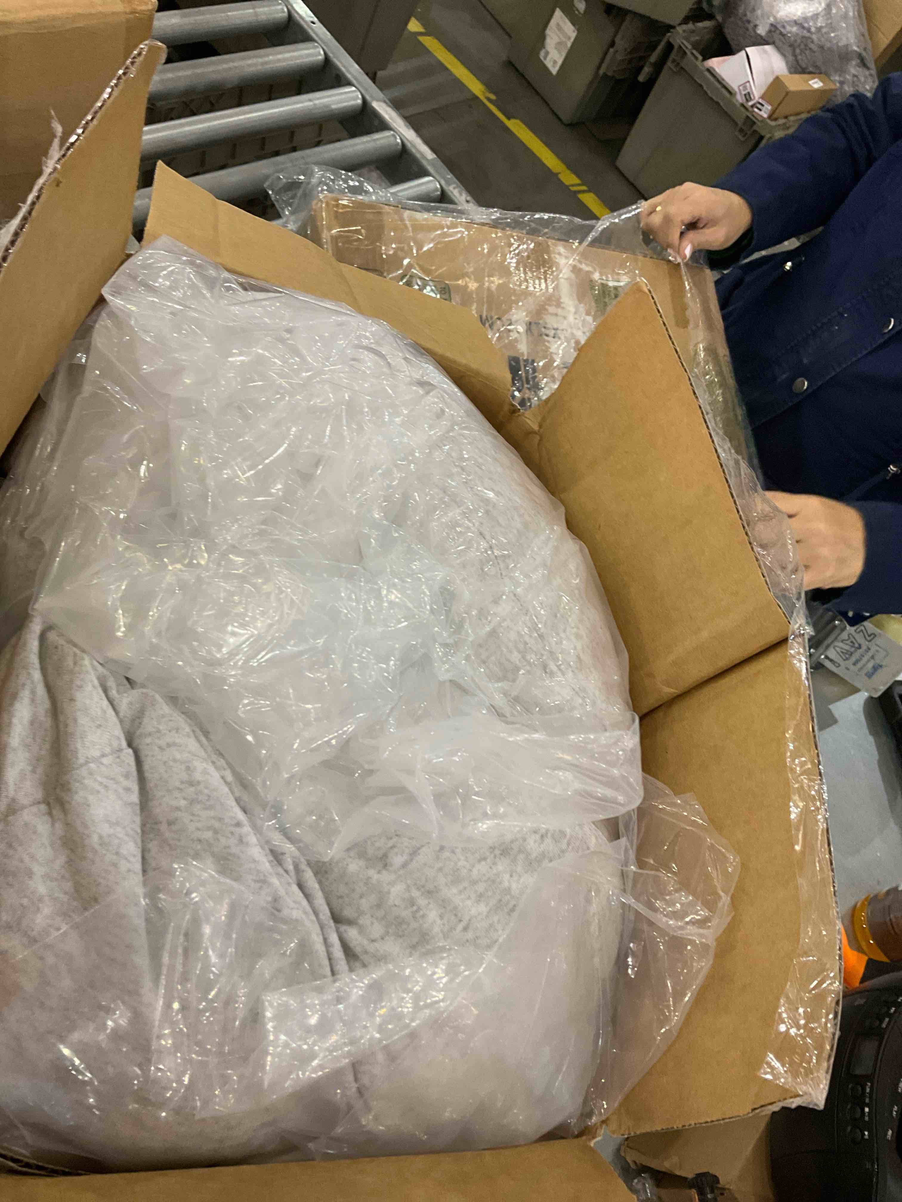 https://s3.amazonaws.com/lotting-images-prod/bidfta/EXS00942876_1703692955653.jpeg