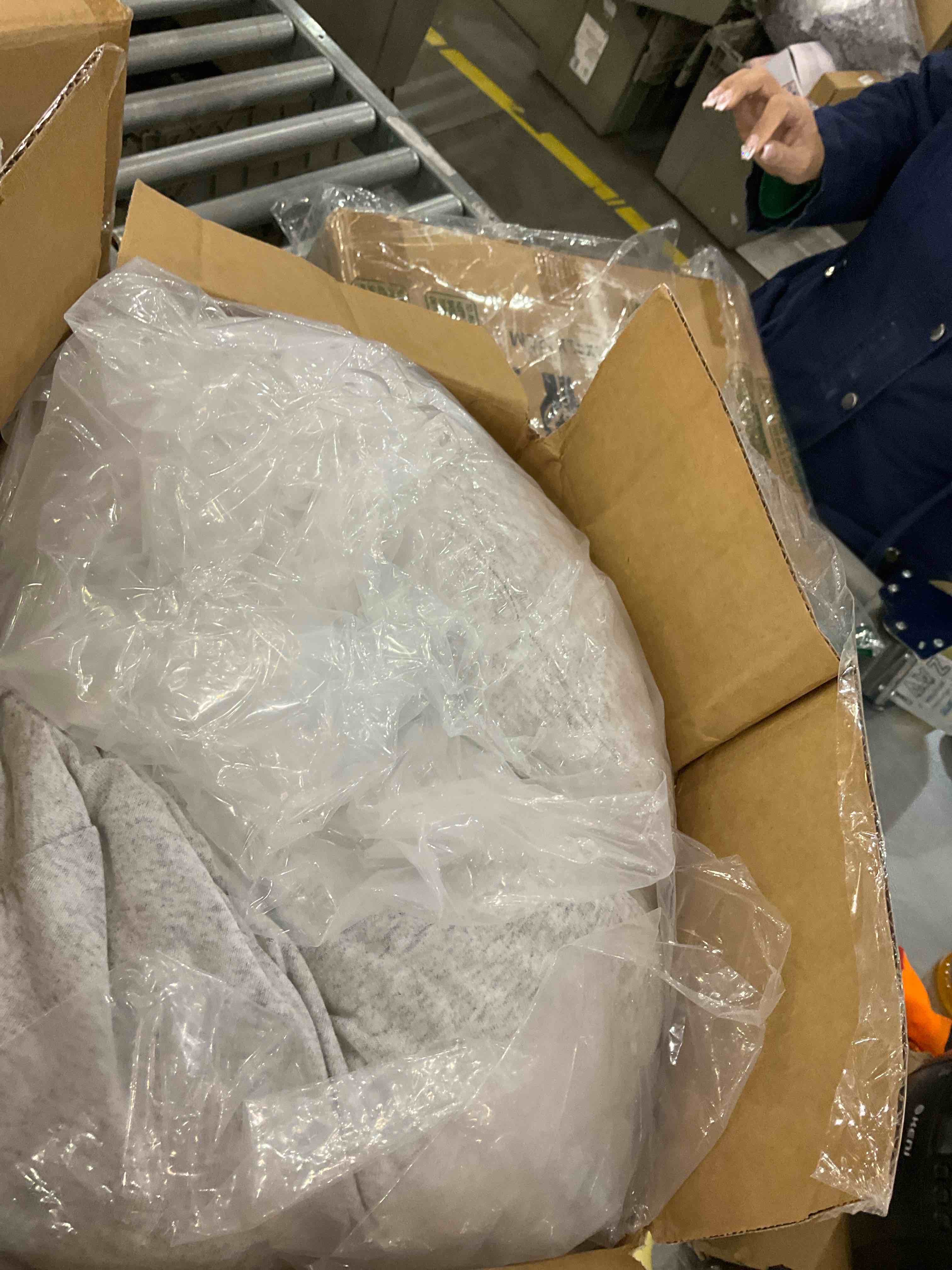 https://s3.amazonaws.com/lotting-images-prod/bidfta/EXS00942876_1703692956860.jpeg