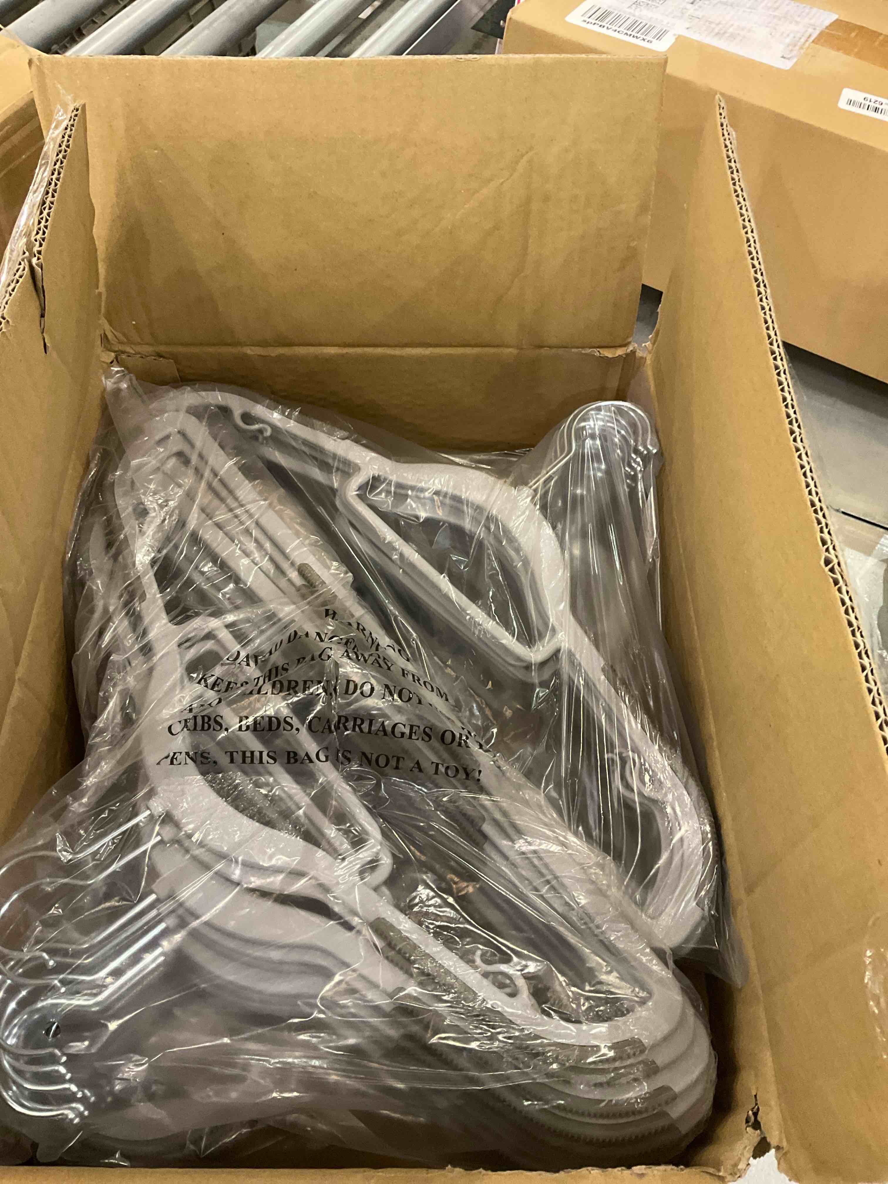https://s3.amazonaws.com/lotting-images-prod/bidfta/EXS00942879_1703693239122.jpeg
