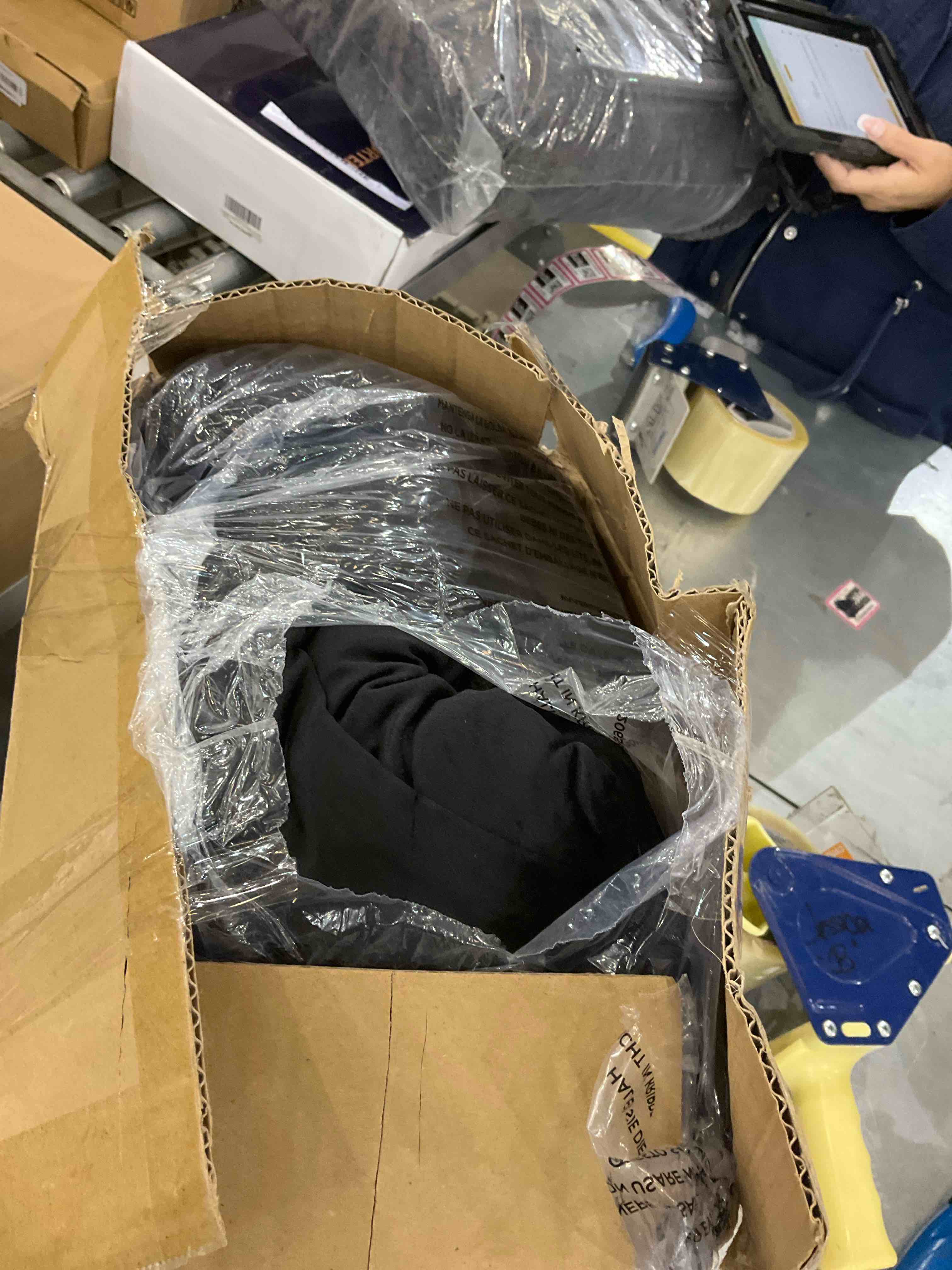 https://s3.amazonaws.com/lotting-images-prod/bidfta/EXS00942906_1703695378896.jpeg