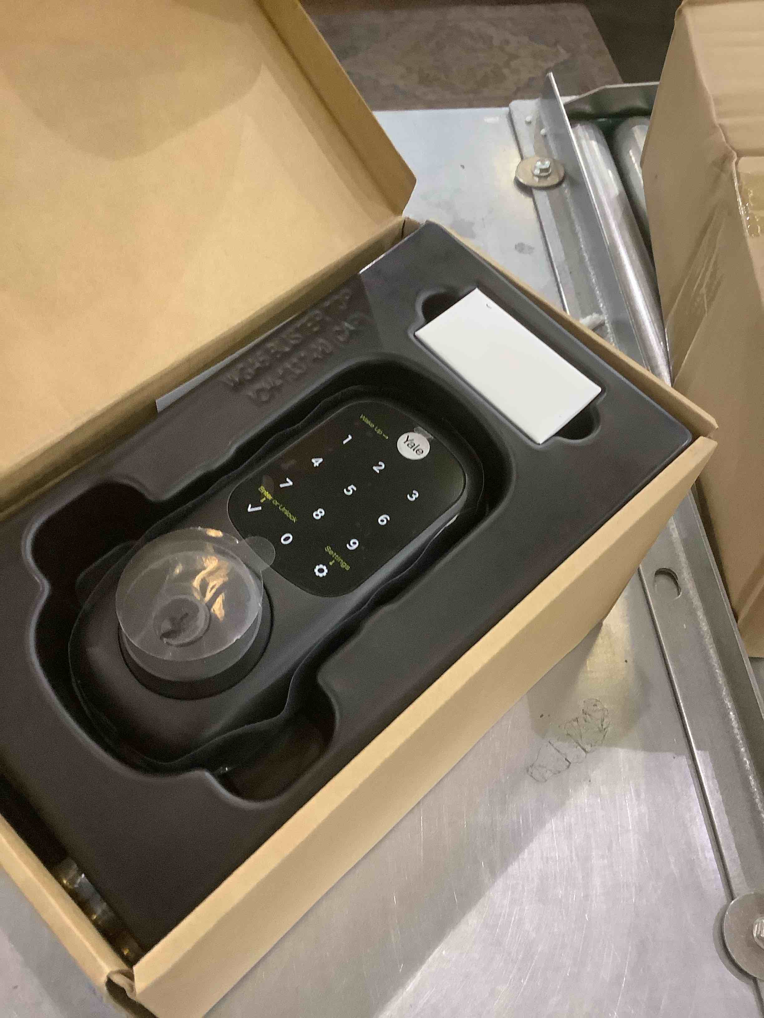 https://s3.amazonaws.com/lotting-images-prod/bidfta/EXS00946191_1703095928508.jpeg