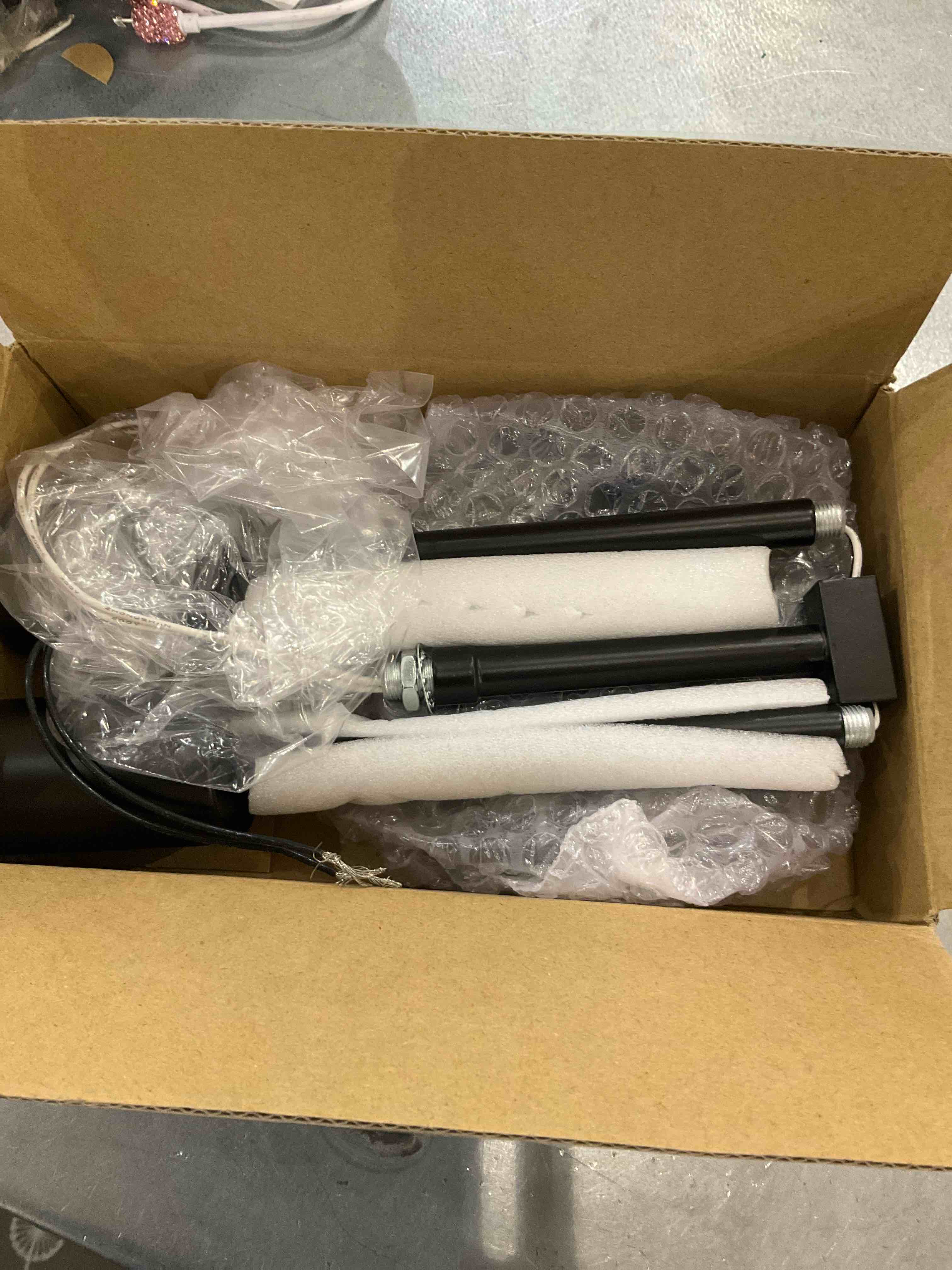 https://s3.amazonaws.com/lotting-images-prod/bidfta/EXS00946562_1703084916890.jpeg