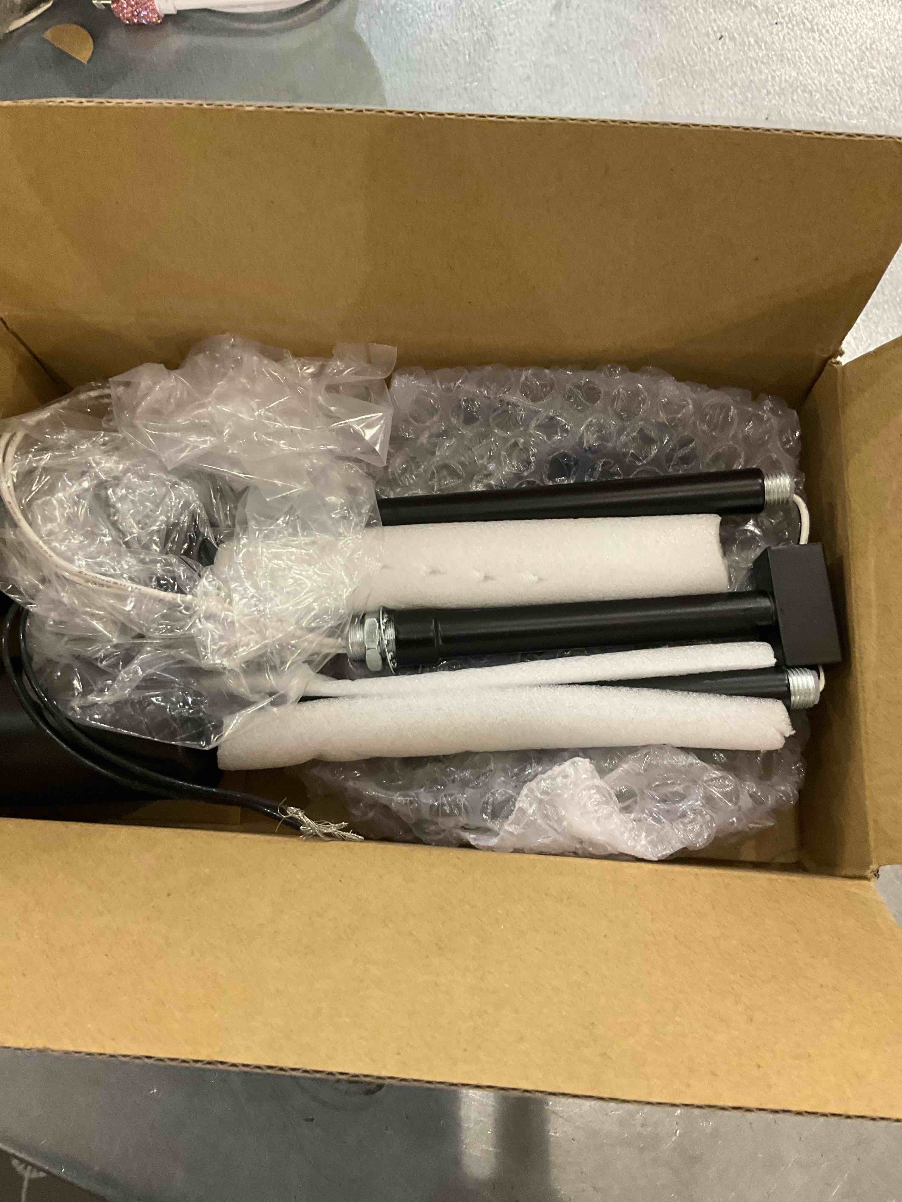 https://s3.amazonaws.com/lotting-images-prod/bidfta/EXS00946562_1703084917795.jpeg
