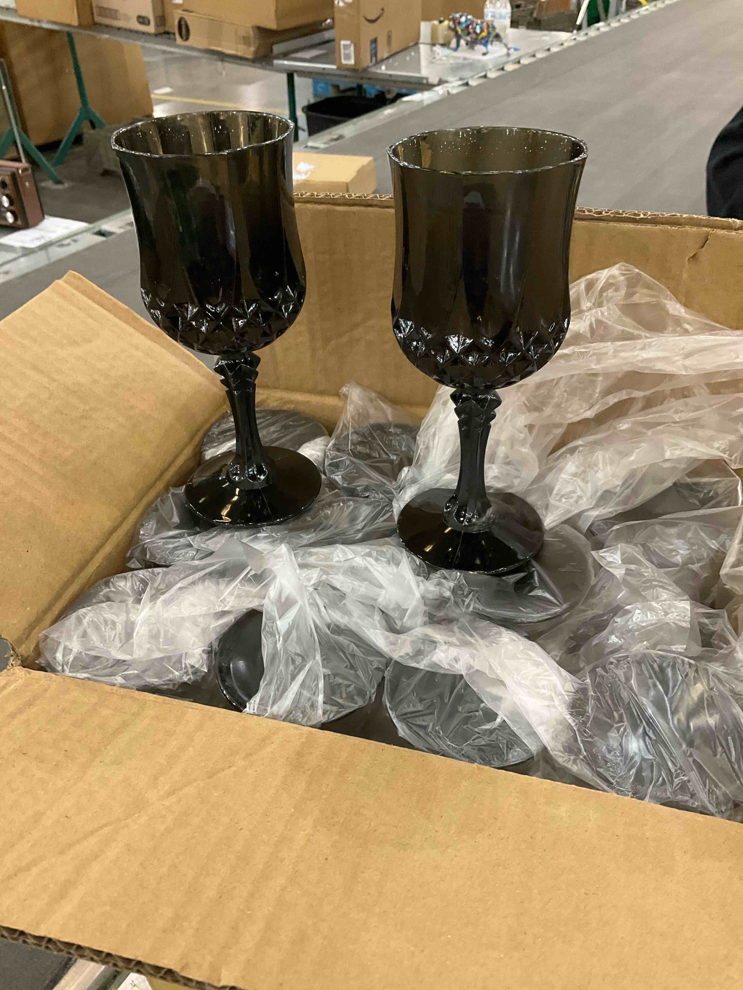 24 Pcs Patterned Plastic Wine Glasses Colorful Goblet Champagne Flutes Glasses Vintage Style Dishwasher Safe Drinking Glasses for Wedding, Reception, Grand Event Party Supplies (Black)